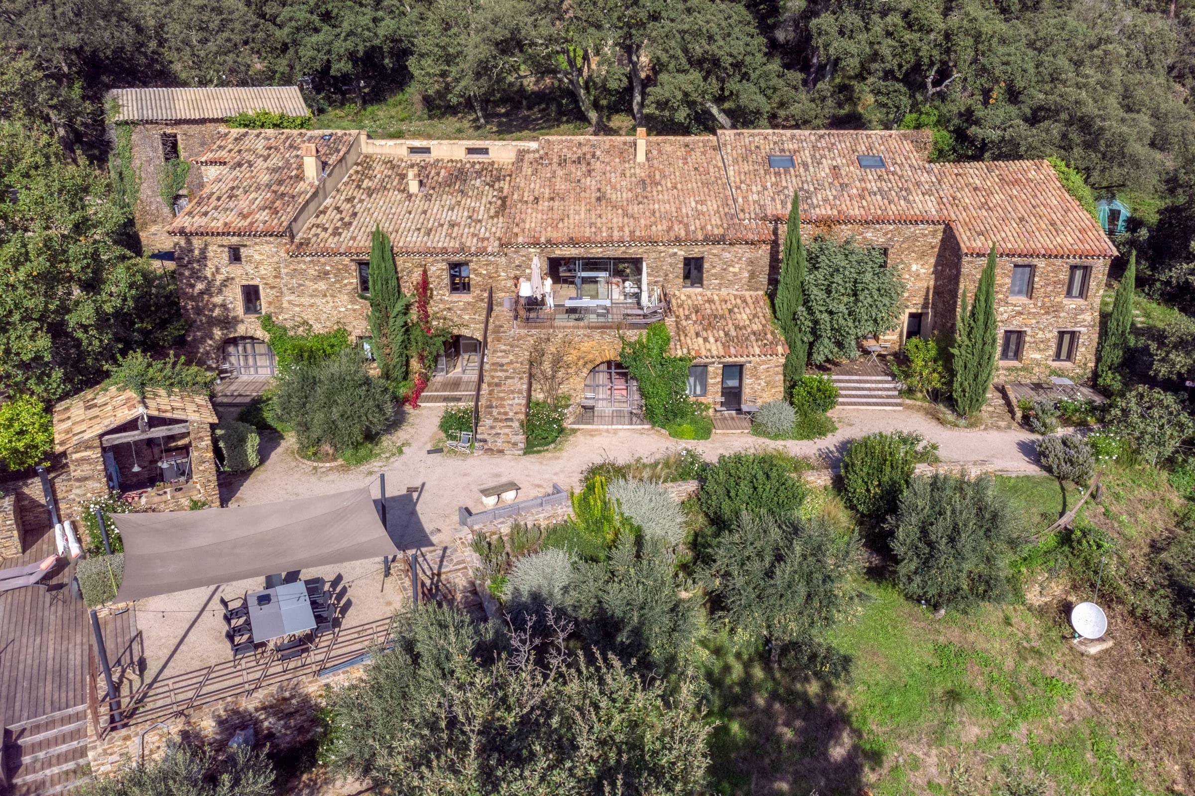 Propriété unique à vendre à La Garde-Freinet, offrant élégance, charme provençal et panorama sur le Golfe de Saint-Tropez.
