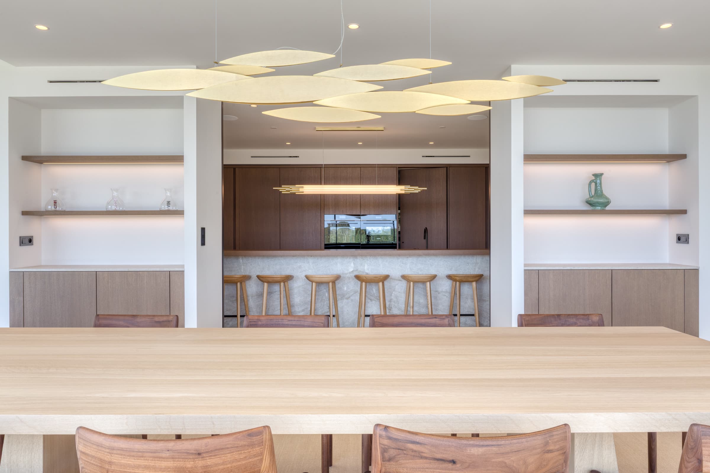 Villa de luxe à vendre à Ramatuelle : cuisine professionnelle moderne avec office et chambre froide.