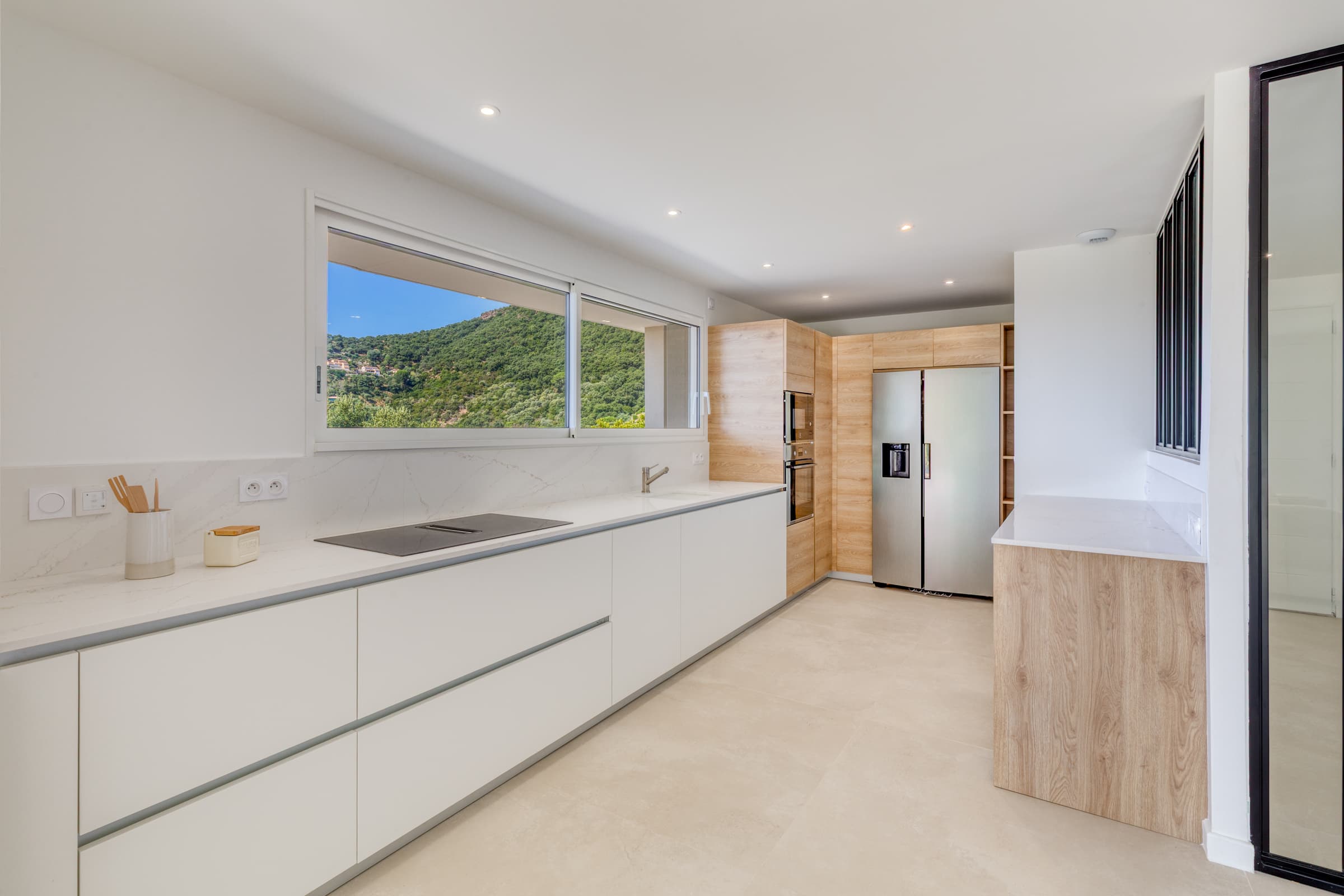 Villa à vendre Cavalaire-sur-Mer : Cuisine contemporaine ouverte sur le séjour, parfaite pour repas familiaux.