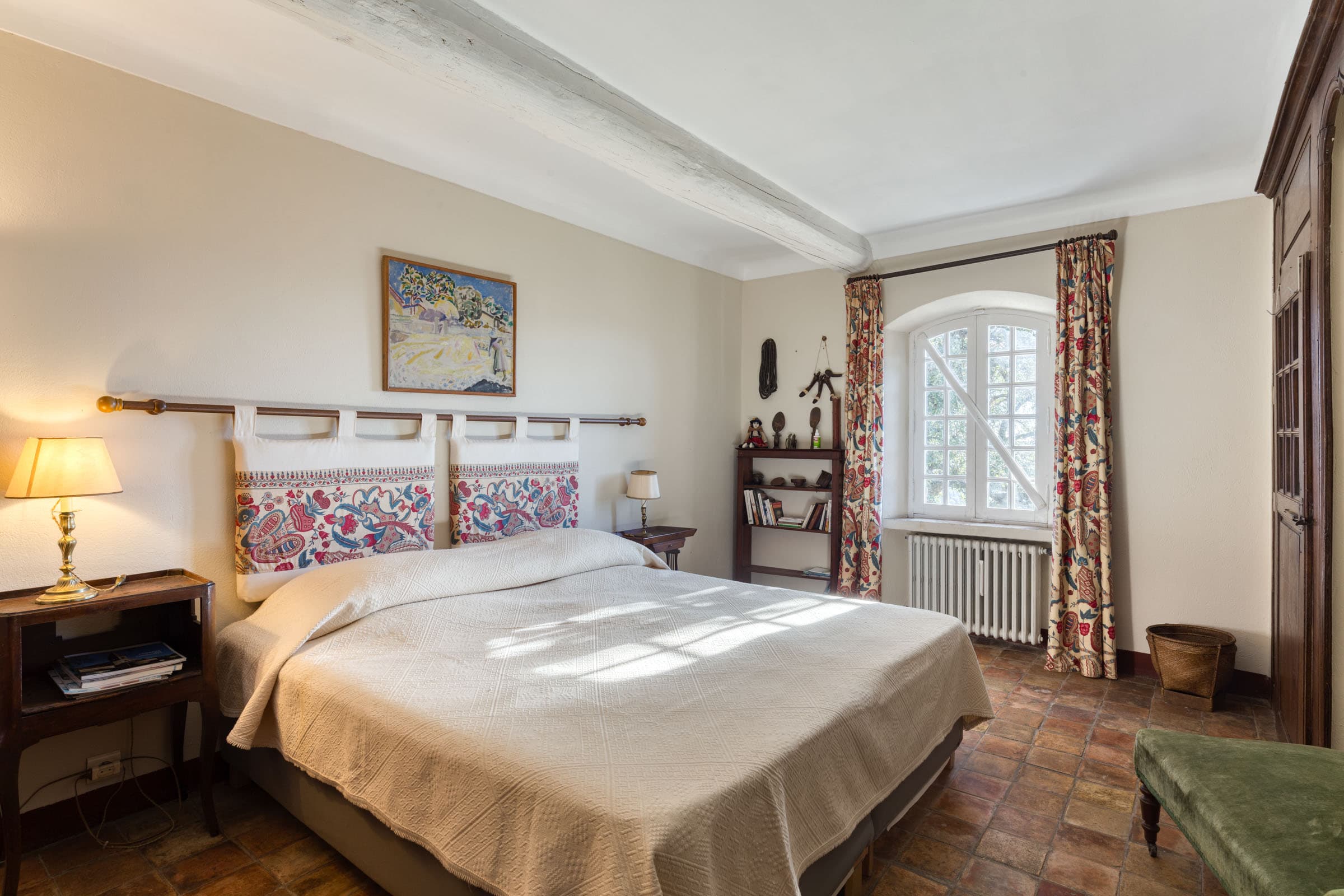 Grande chambre en suite avec rangements, dans une Bastide de charme en vente à La Garde-Freinet.