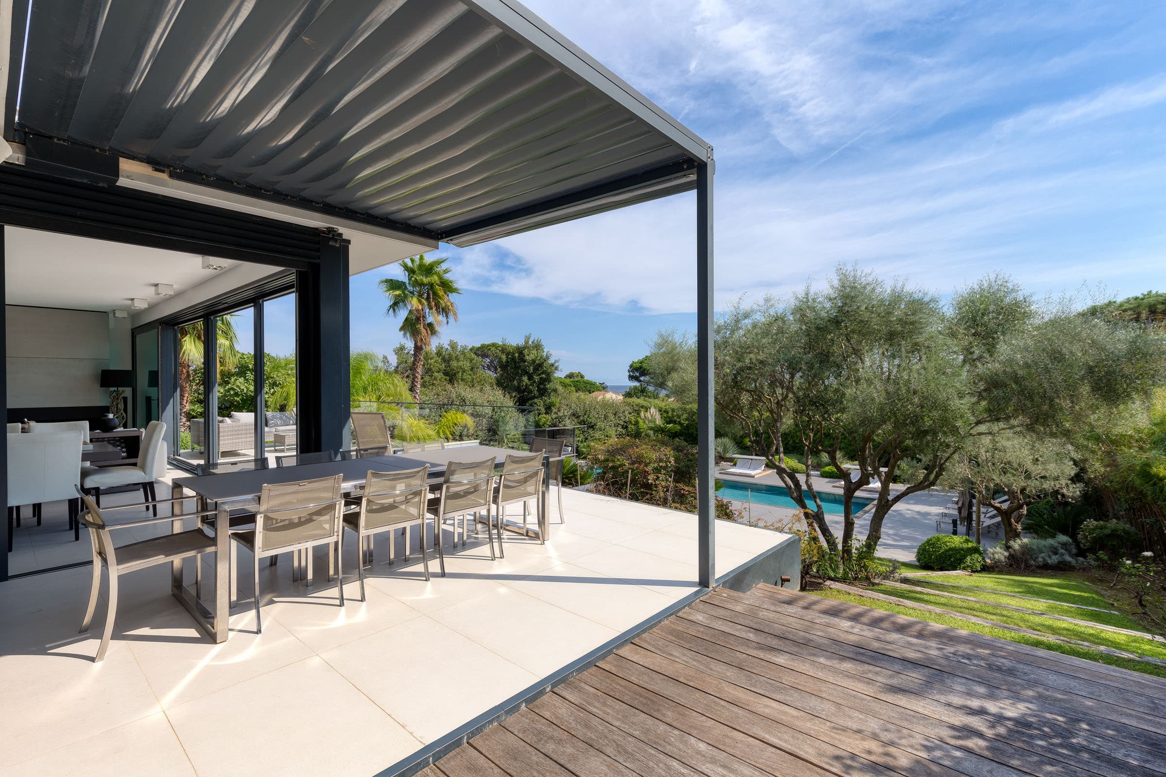 Terrasse extérieure élégante avec espace repas et détente, dans une villa moderne à vendre proche de Pampelonne et Nikki Beach.