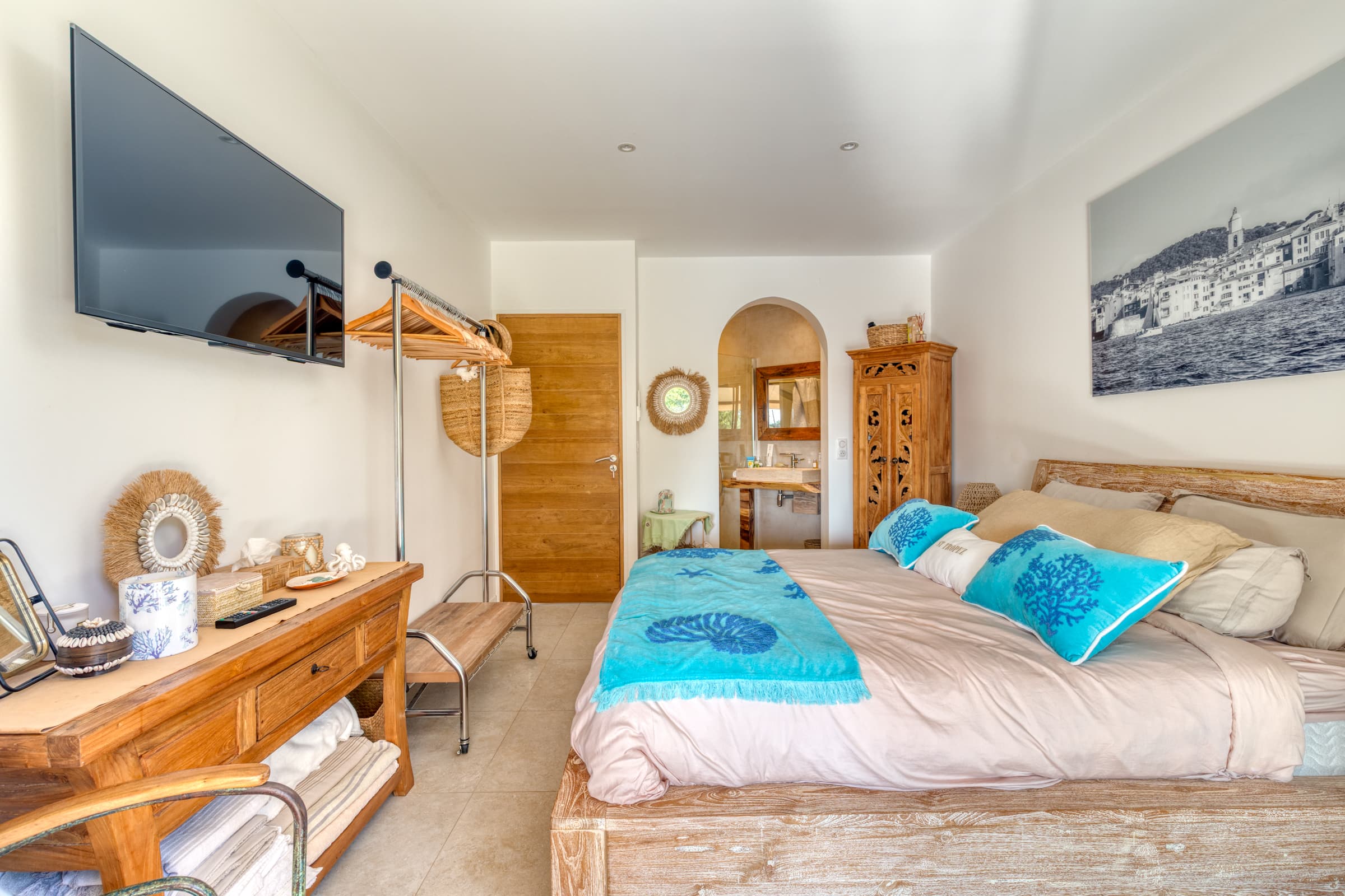 Chambre spacieuse et lumineuse avec climatisation intégrée. Villa contemporaine d’architecte à Sainte-Maxime, confort absolu.