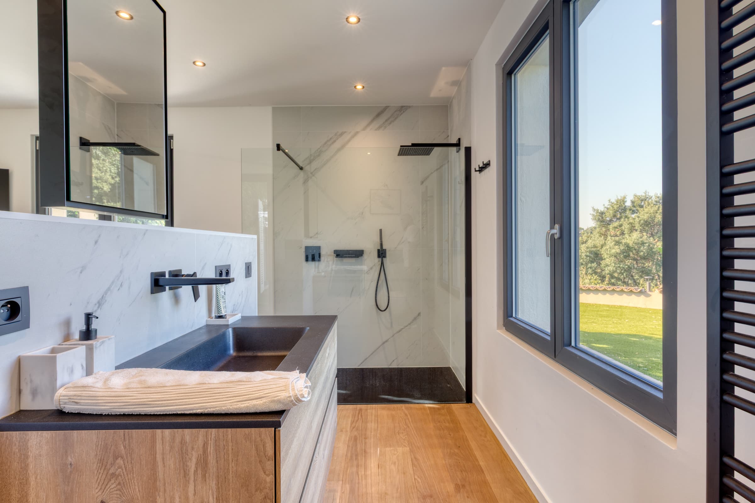 Douche à l’italienne, matériaux nobles et ambiance zen. Villa d’exception à vendre à La Croix-Valmer, secteur Gigaro, confort absolu.