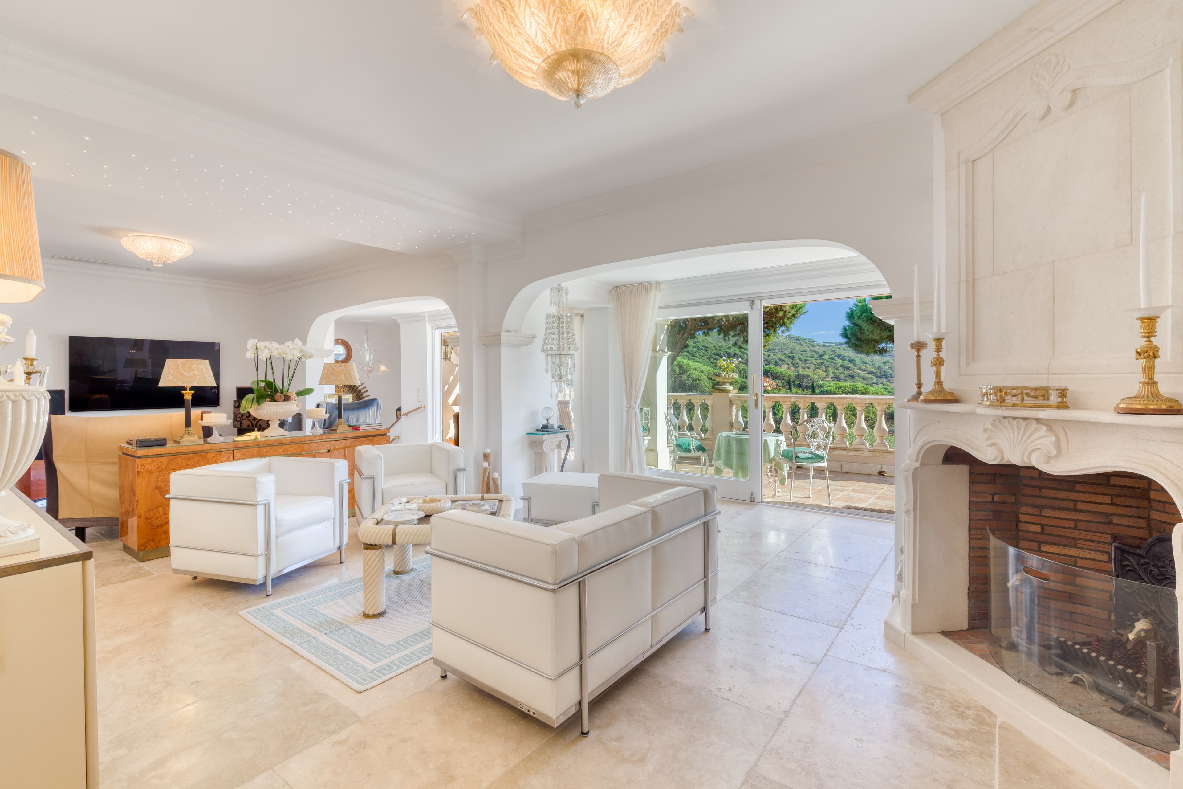 Villa à vendre : Salon lumineux avec cheminée, ouvert sur terrasses au sud. Confort moderne, charme provençal et tranquillité absolue.