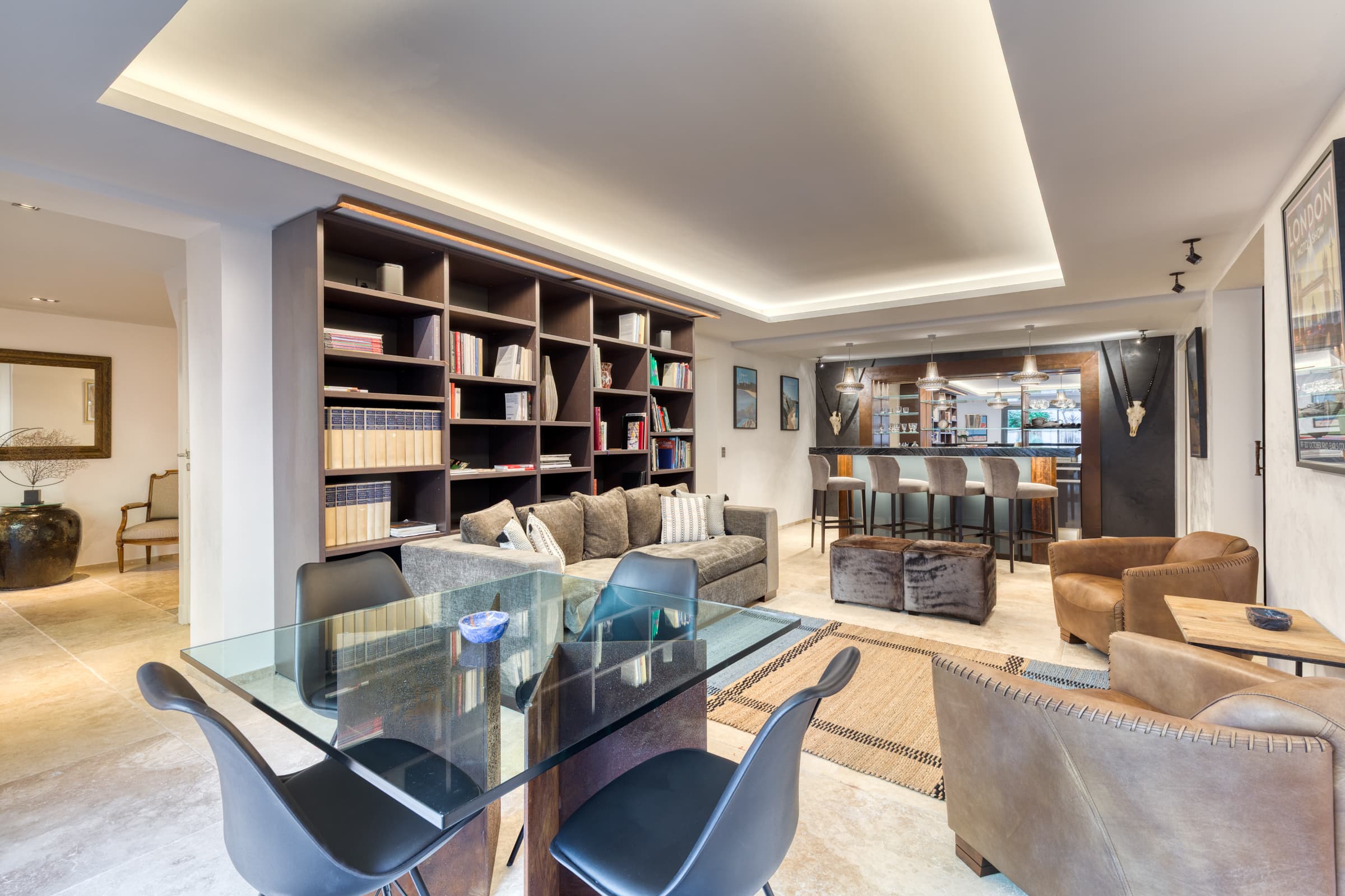 Salle à manger ouverte sur la terrasse et le jardin. Confort et élégance dans villa de prestige à Gigaro.