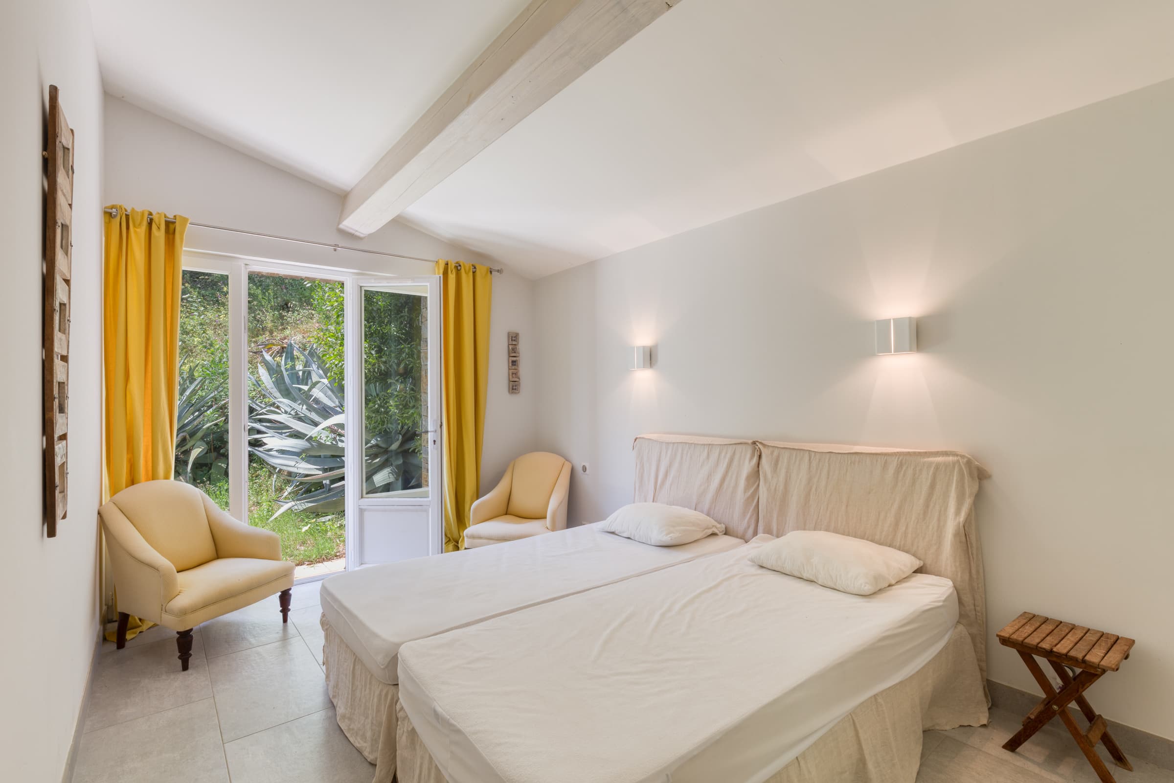 Chambre d’invités dans une villa à vendre à La Croix-Valmer, Gigaro, propriété d’exception avec confort et luxe.