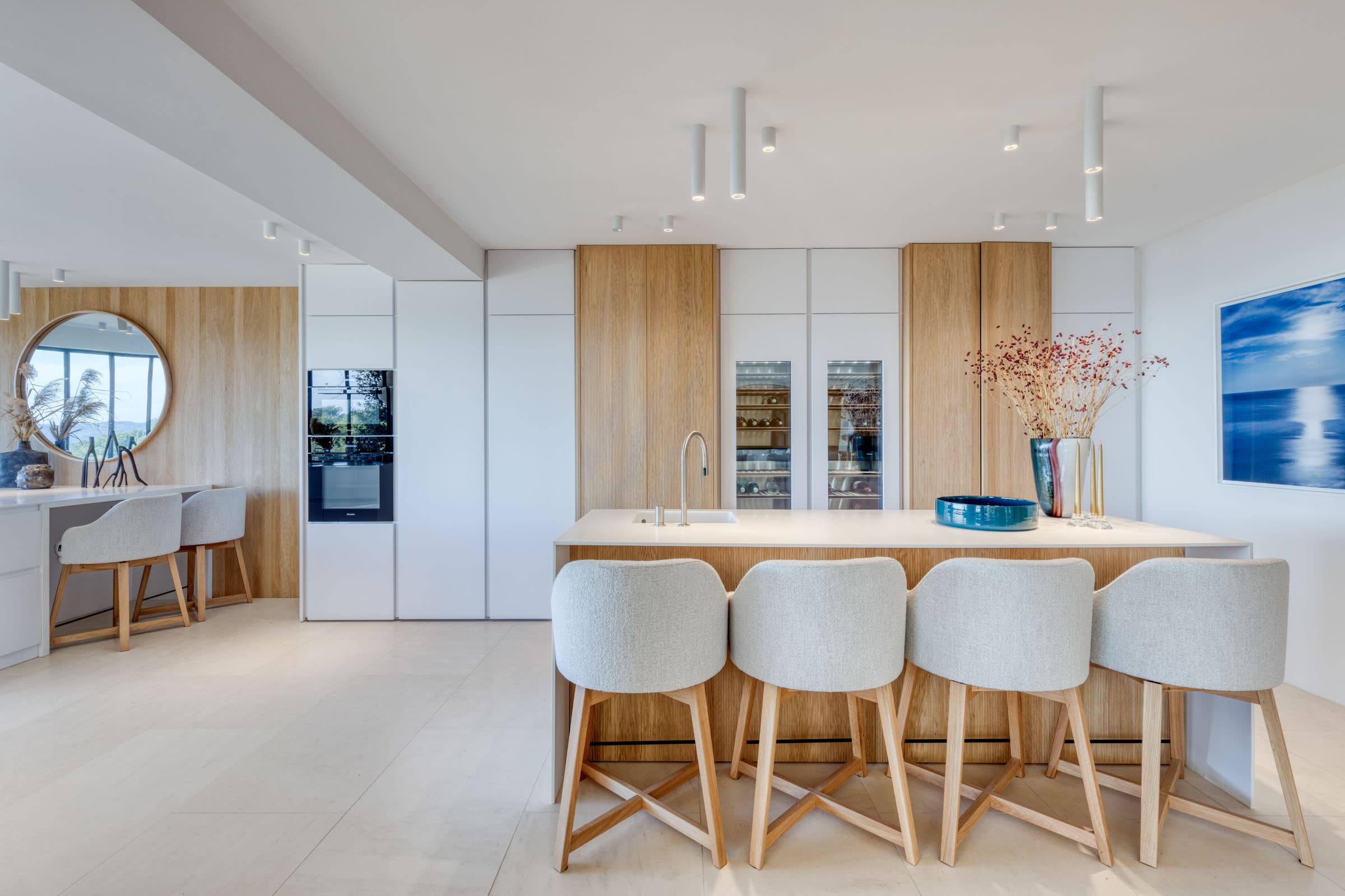 Cuisine design ouverte sur la mer, équipements haut de gamme, villa contemporaine à vendre dans le Golfe de Saint-Tropez.