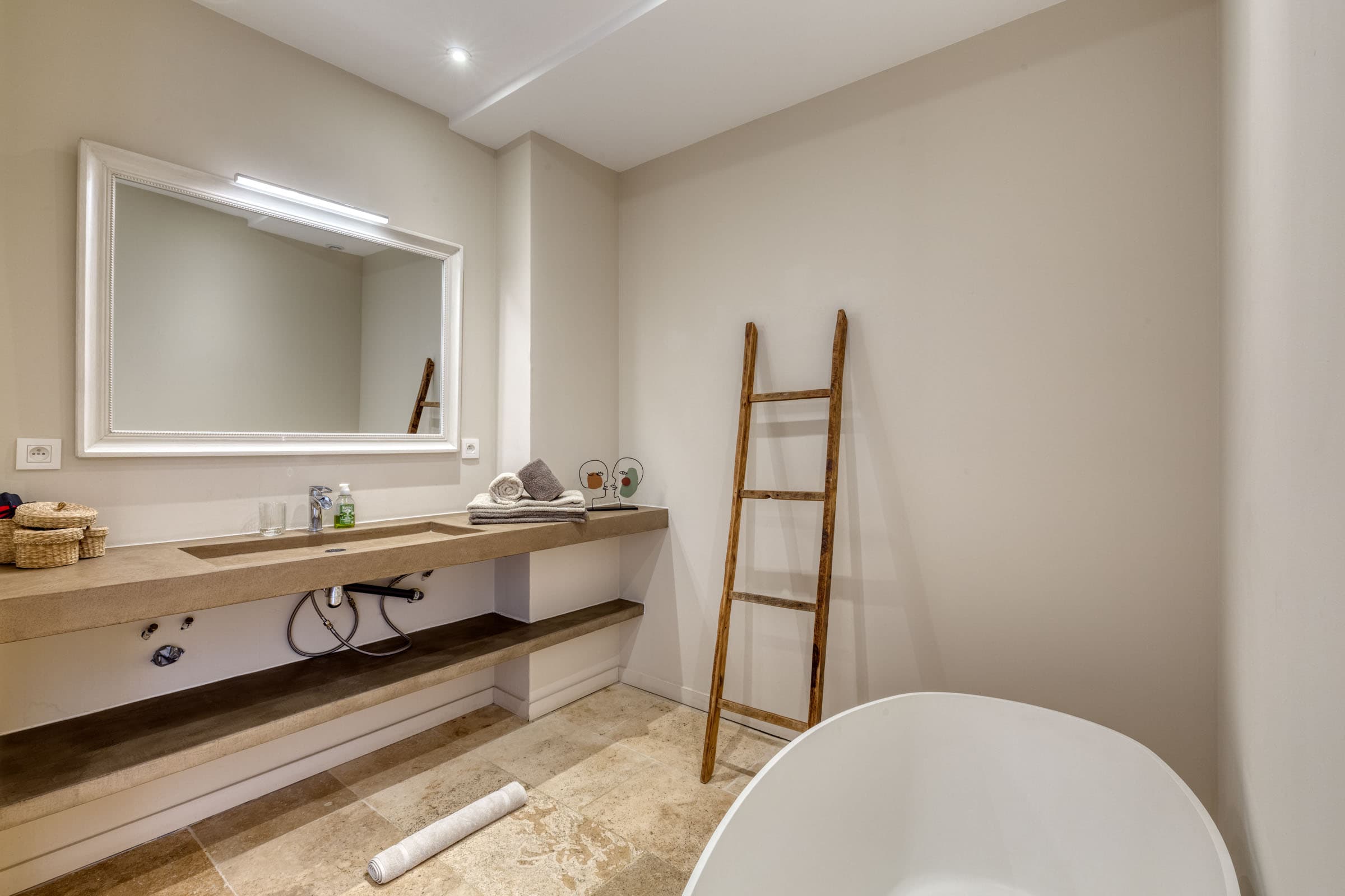 Salles de bain élégante et équipée dans cette villa à vendre à La Garde-Freinet, offrant luxe et confort dans un cadre exceptionnel près du Golfe de Saint-Tropez.