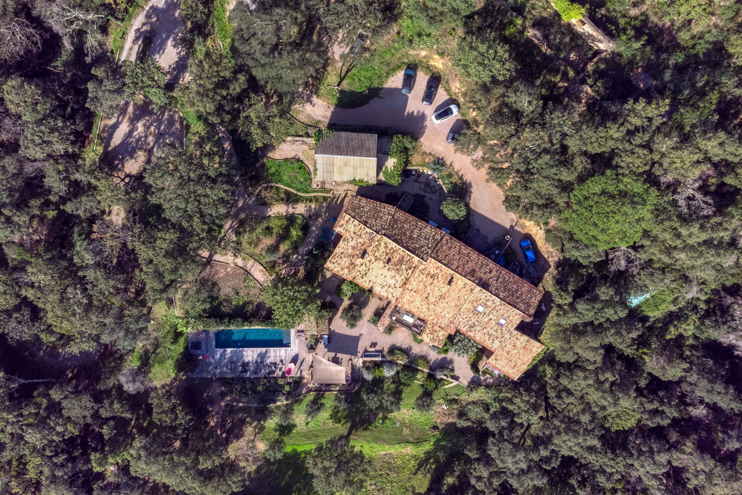 Propriété unique à vendre à La Garde-Freinet, offrant élégance, charme provençal et panorama sur le Golfe de Saint-Tropez.