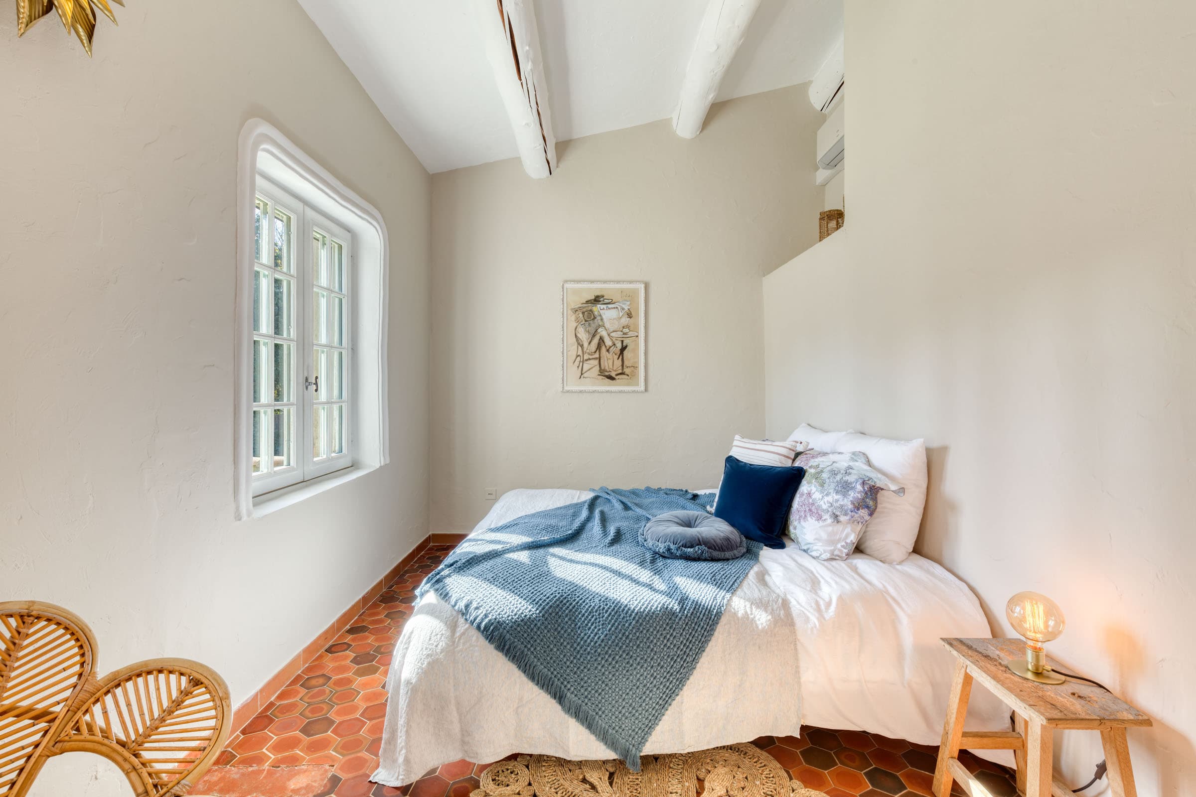 Suite d’une villa à vendre à Maubec, bastide charmante avec dressing, salle de bain attenante, 4 chambres, parfait état.