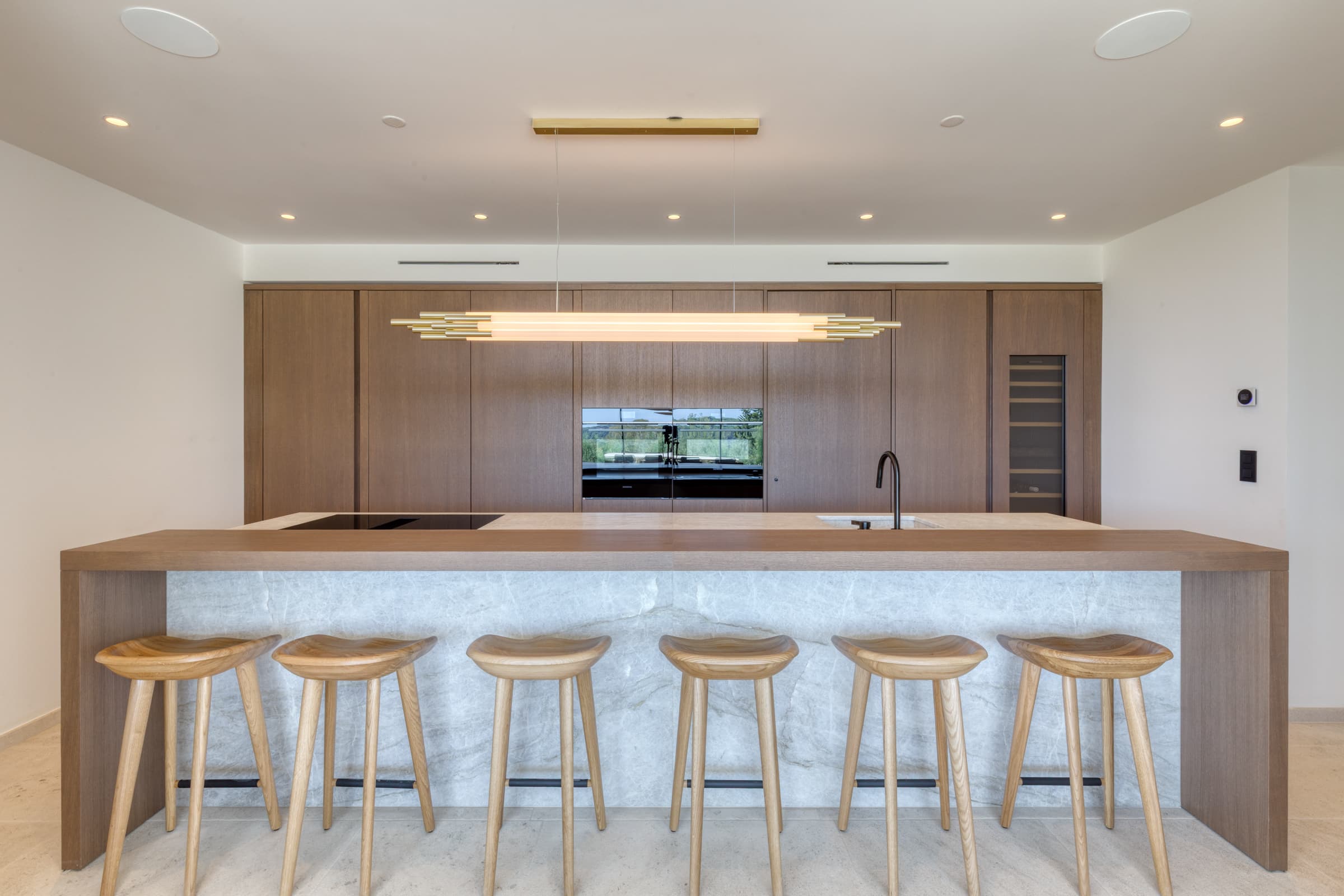 Villa de luxe à vendre à Ramatuelle : cuisine professionnelle moderne avec office et chambre froide.