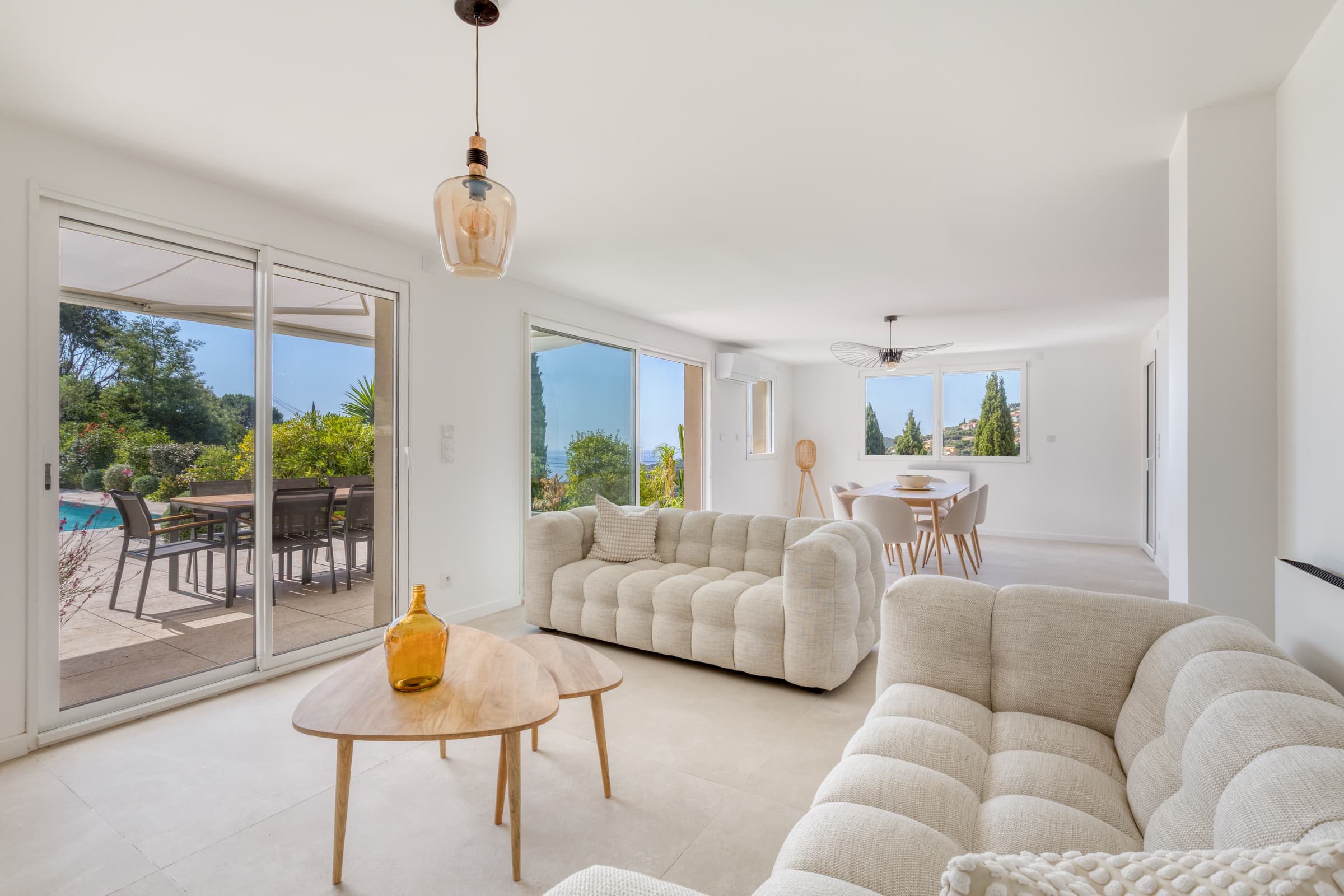 Villa à vendre à Cavalaire-sur-Mer : Séjour spacieux et lumineux avec cheminée et accès terrasse vue mer.