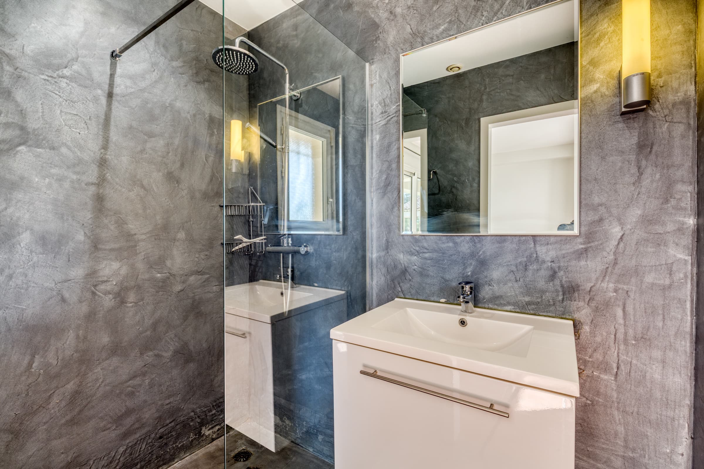 Salle de douche contemporaine attenante aux chambres invitées, dans une villa en vente au Domaine du Golfe Bleu à Grimaud, proche de la mer