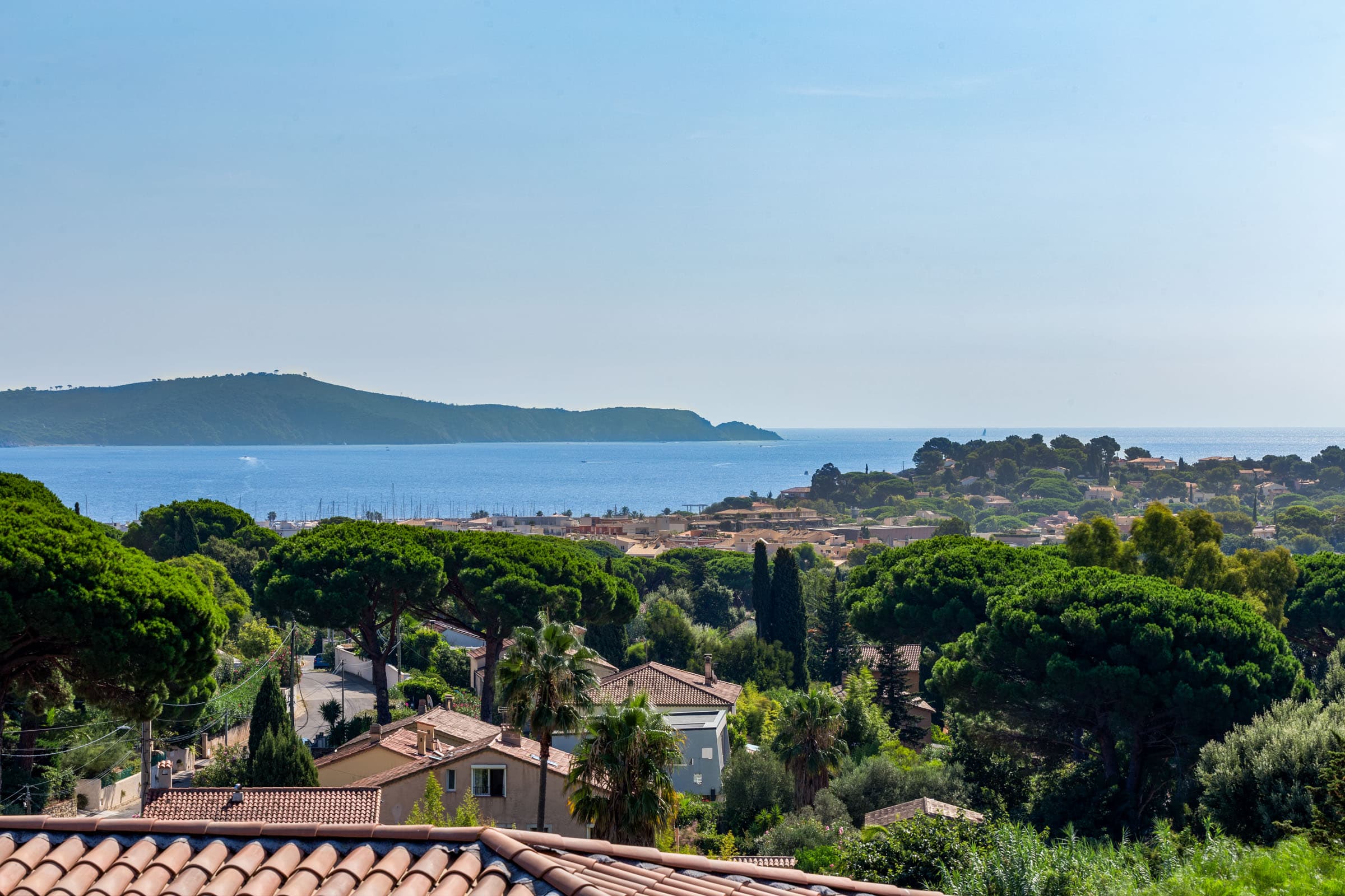 Villa récente à Cavalaire-sur-Mer avec piscine, terrasse ensoleillée, jardin paysager et vue mer proche centre et plages.