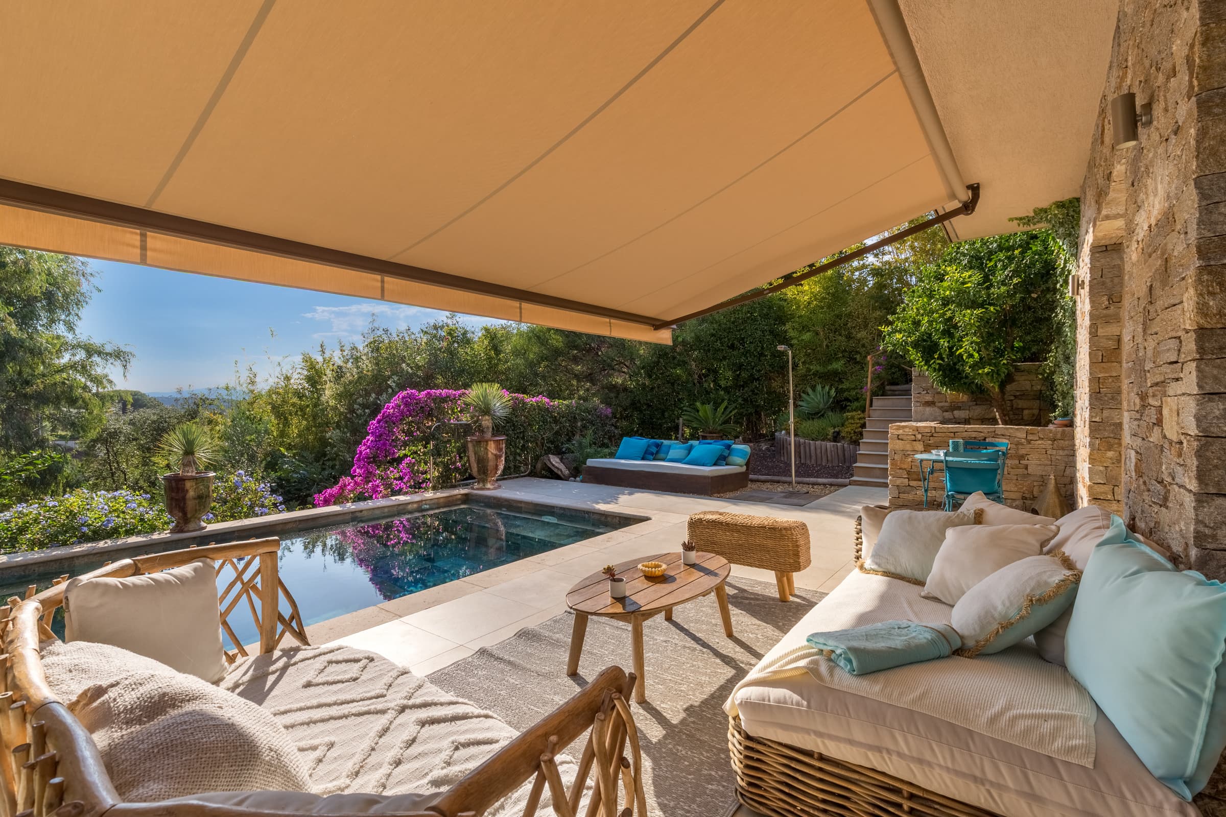 Grande terrasse avec vue sur la piscine chauffée et le jardin verdoyant. Villa contemporaine d’architecte à Sainte-Maxime, calme et raffinement.