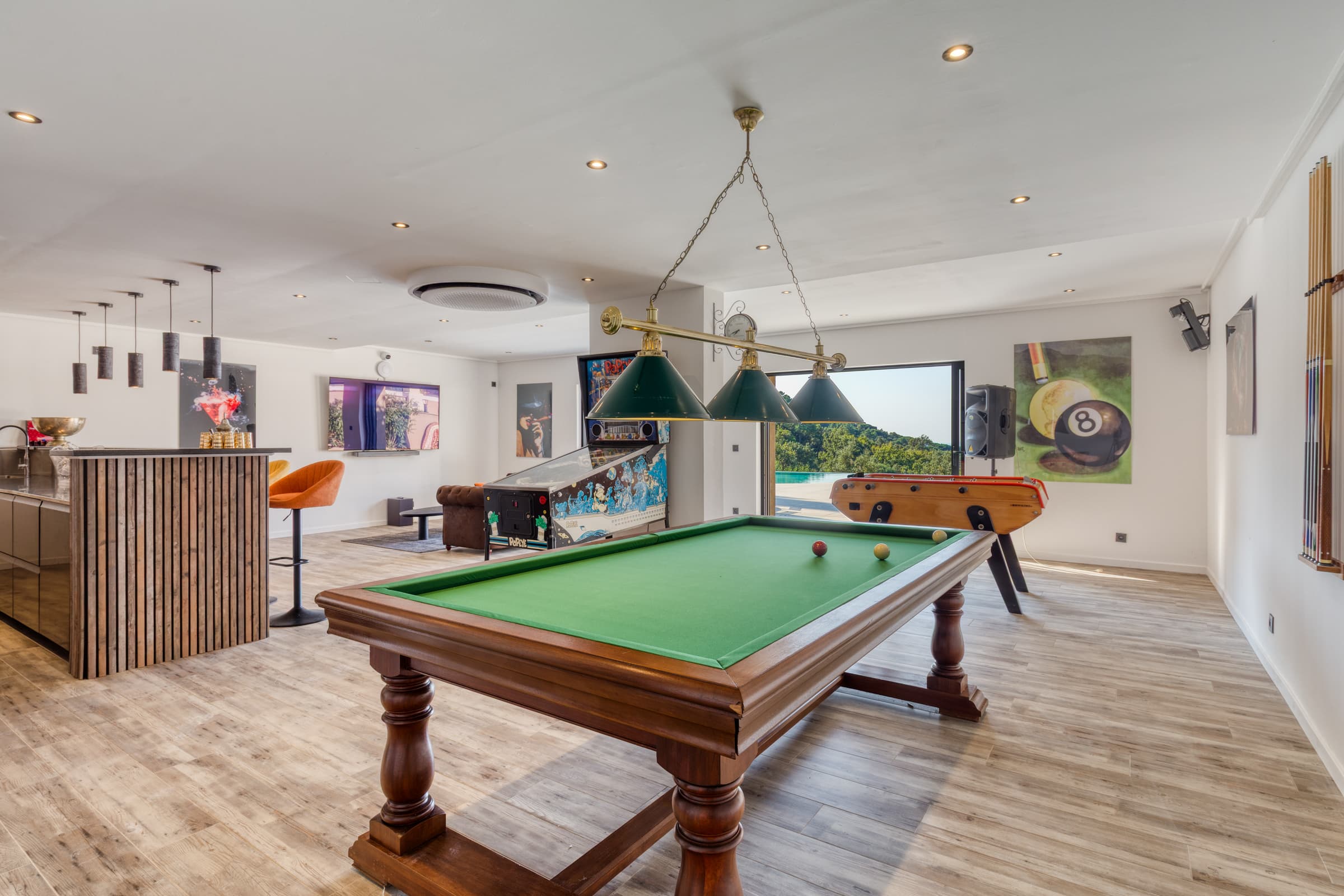 Salle de jeux, bar, billard et espace TV pour recevoir famille et amis. Villa d’exception à vendre à La Croix-Valmer.