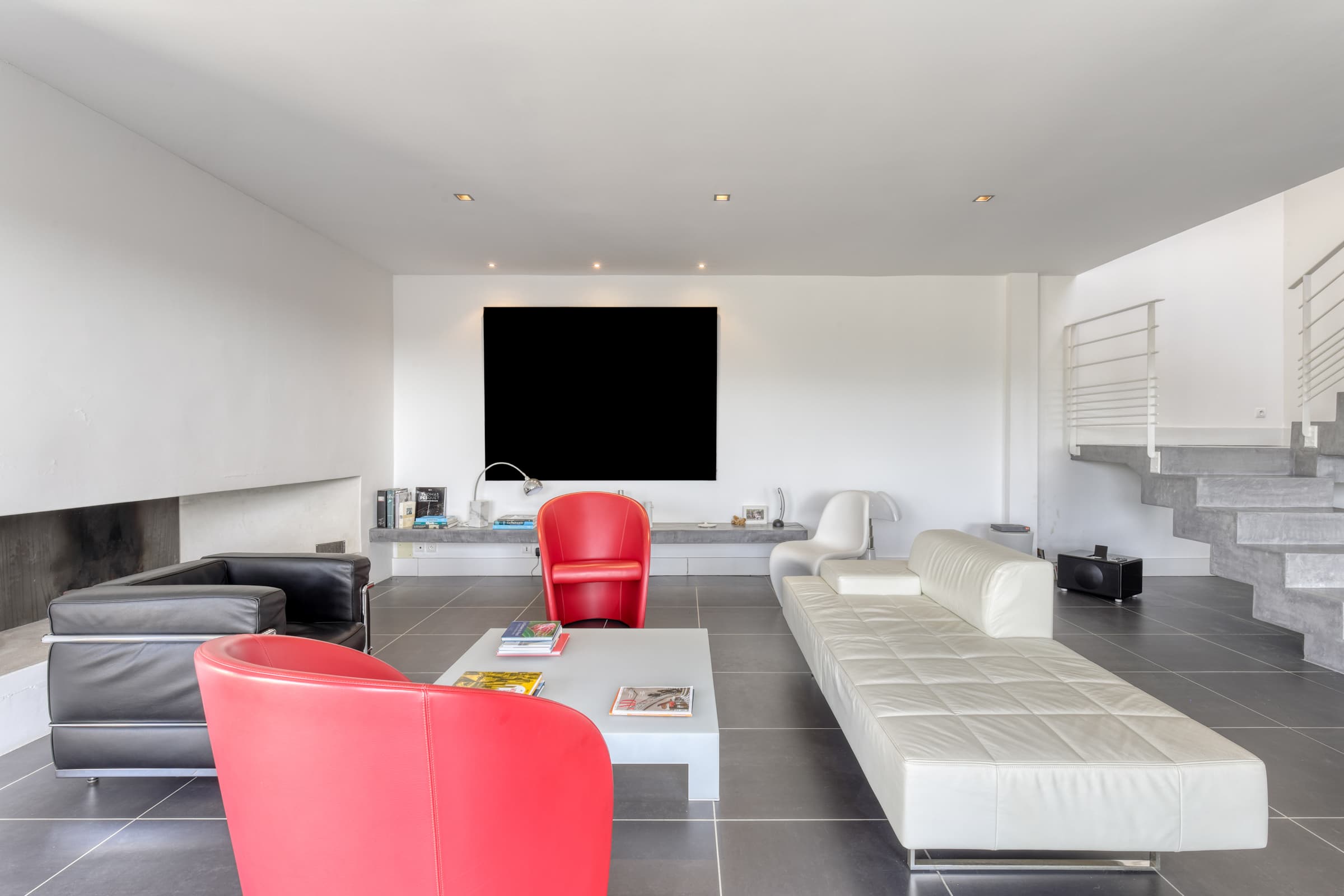 Séjour lumineux avec cheminée pour cette villa à vendre à Gigaro, ouvert sur terrasse et vue mer.