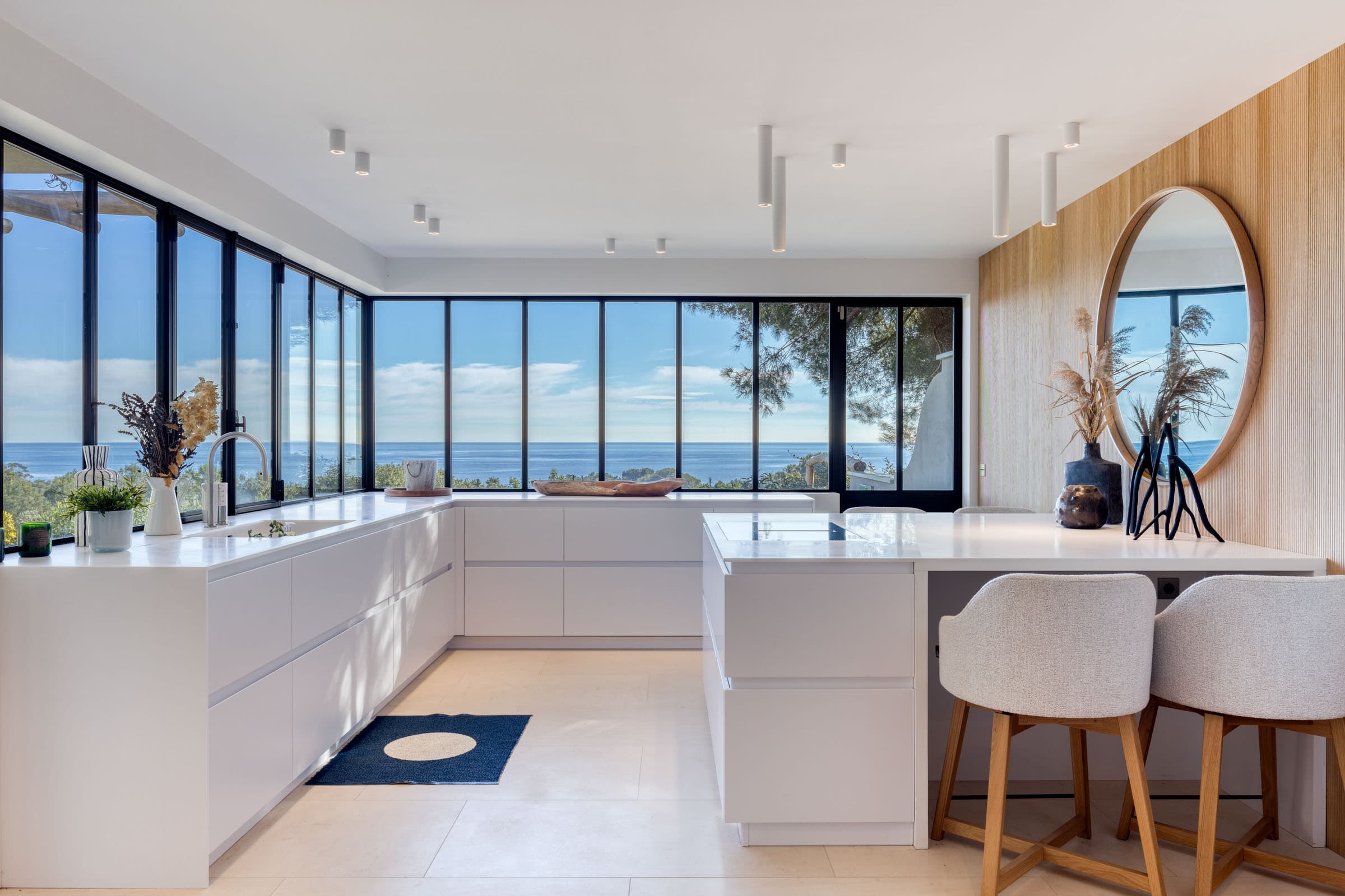 Cuisine design ouverte sur la mer, équipements haut de gamme, villa contemporaine à vendre dans le Golfe de Saint-Tropez.