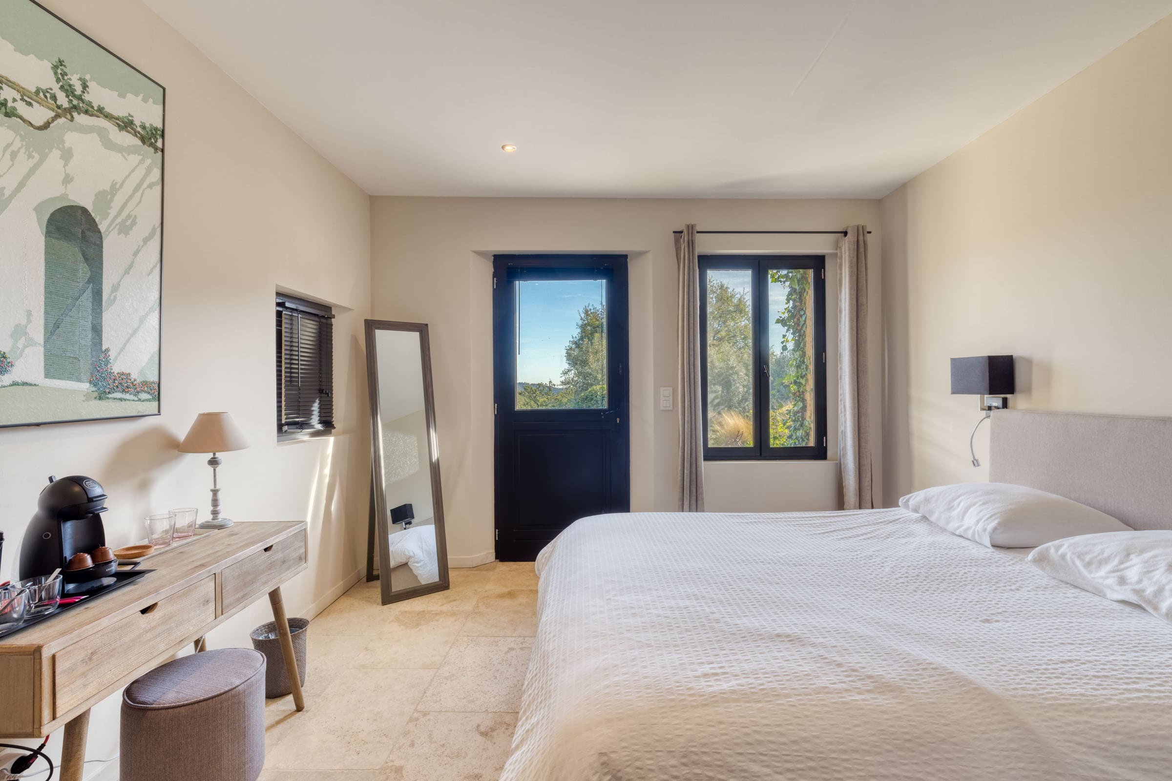 Chambre confortable et luxueuse dans cette propriété unique à La Garde-Freinet, avec salle de bain privée et vues sur les collines et le Golfe de Saint-Tropez.