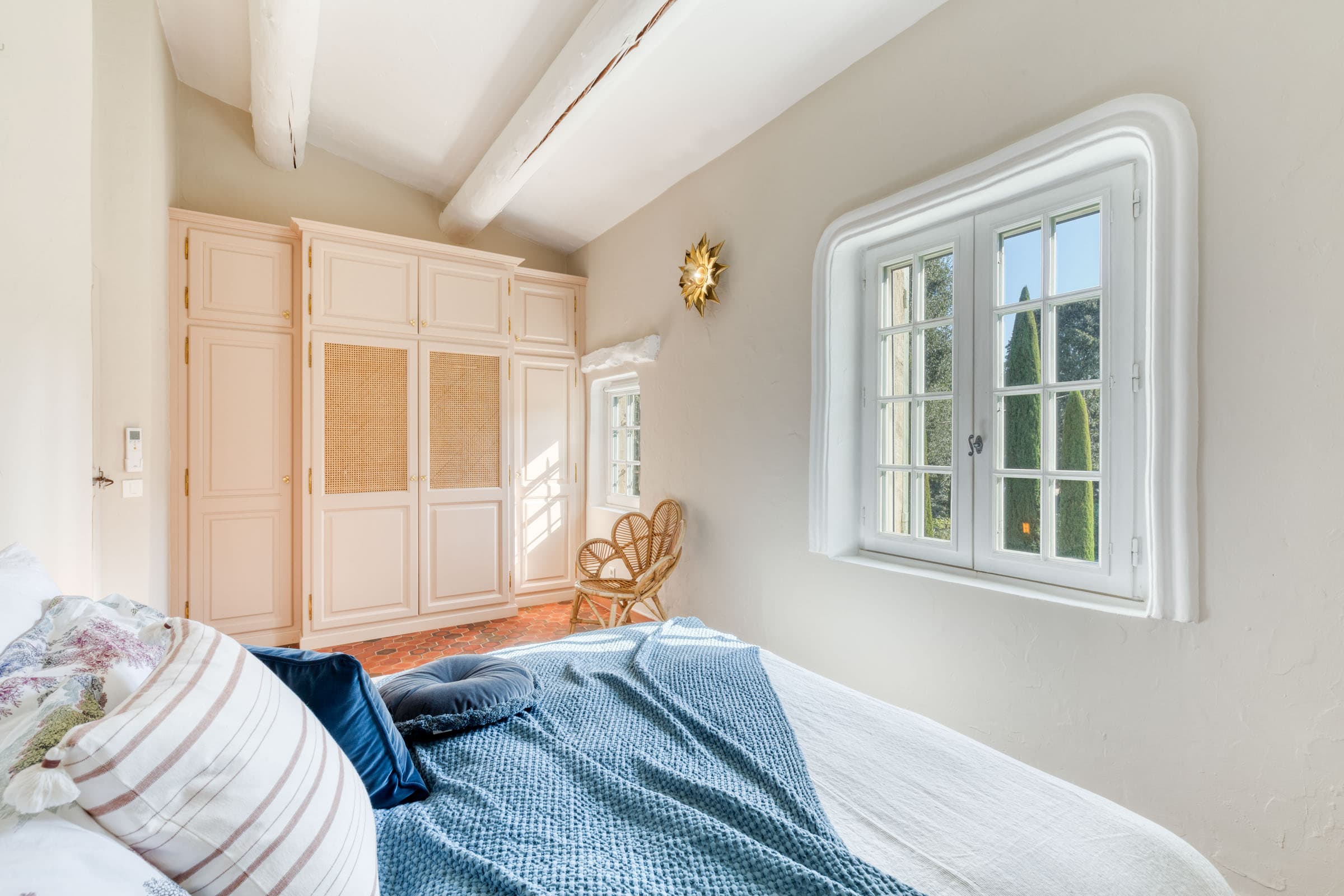 Suite d’une villa à vendre à Maubec, bastide charmante avec dressing, salle de bain attenante, 4 chambres, parfait état.