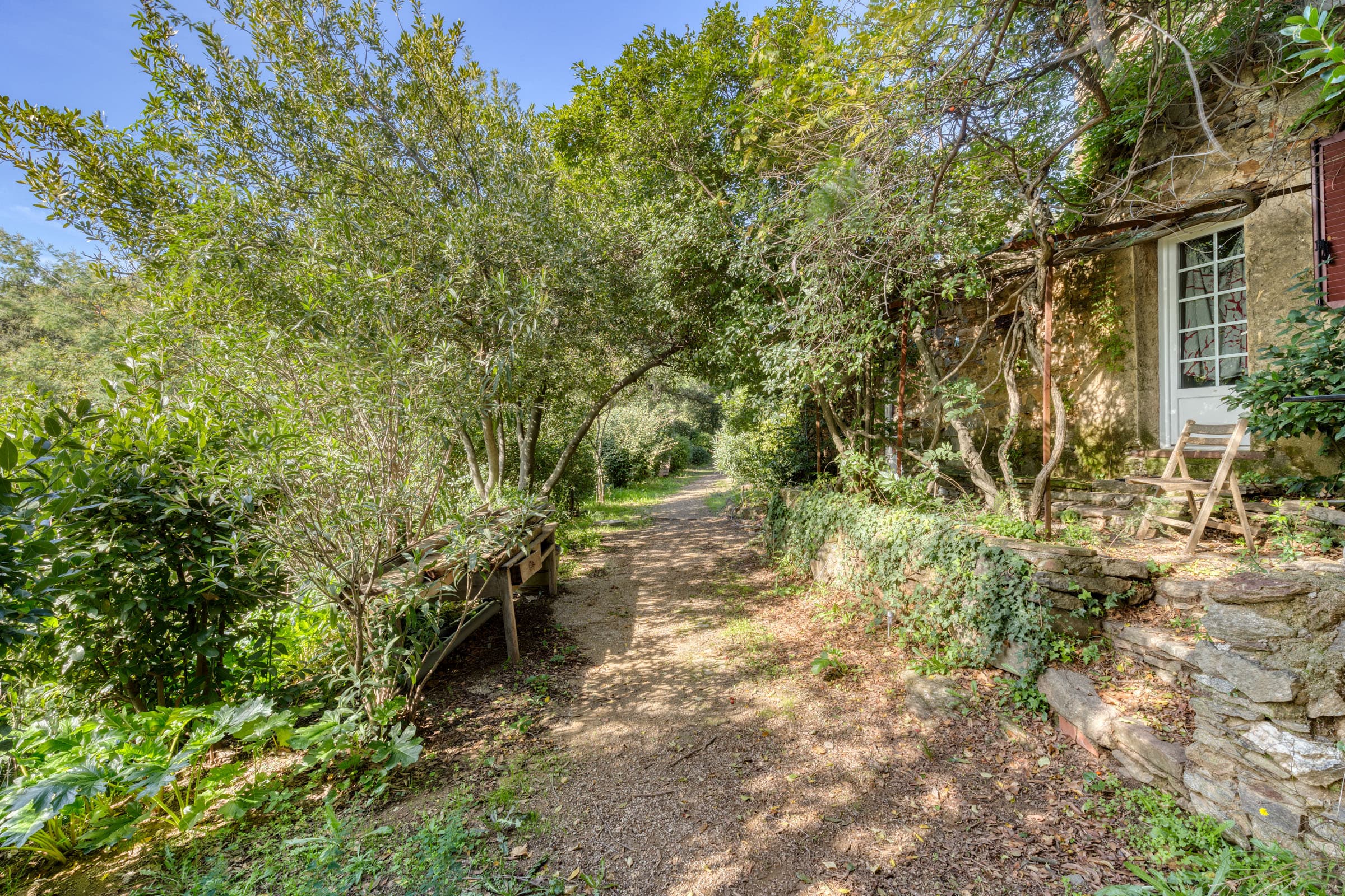 Propriété à vendre composée de 5 maisons et un studio à La Garde-Freinet, avec vue panoramique sur les collines du Golfe de Saint-Tropez.