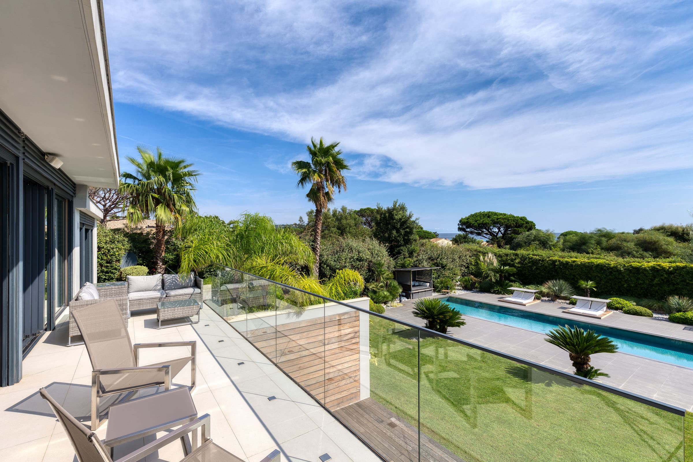 Terrasse extérieure élégante avec espace repas et détente, dans une villa moderne à vendre proche de Pampelonne et Nikki Beach.