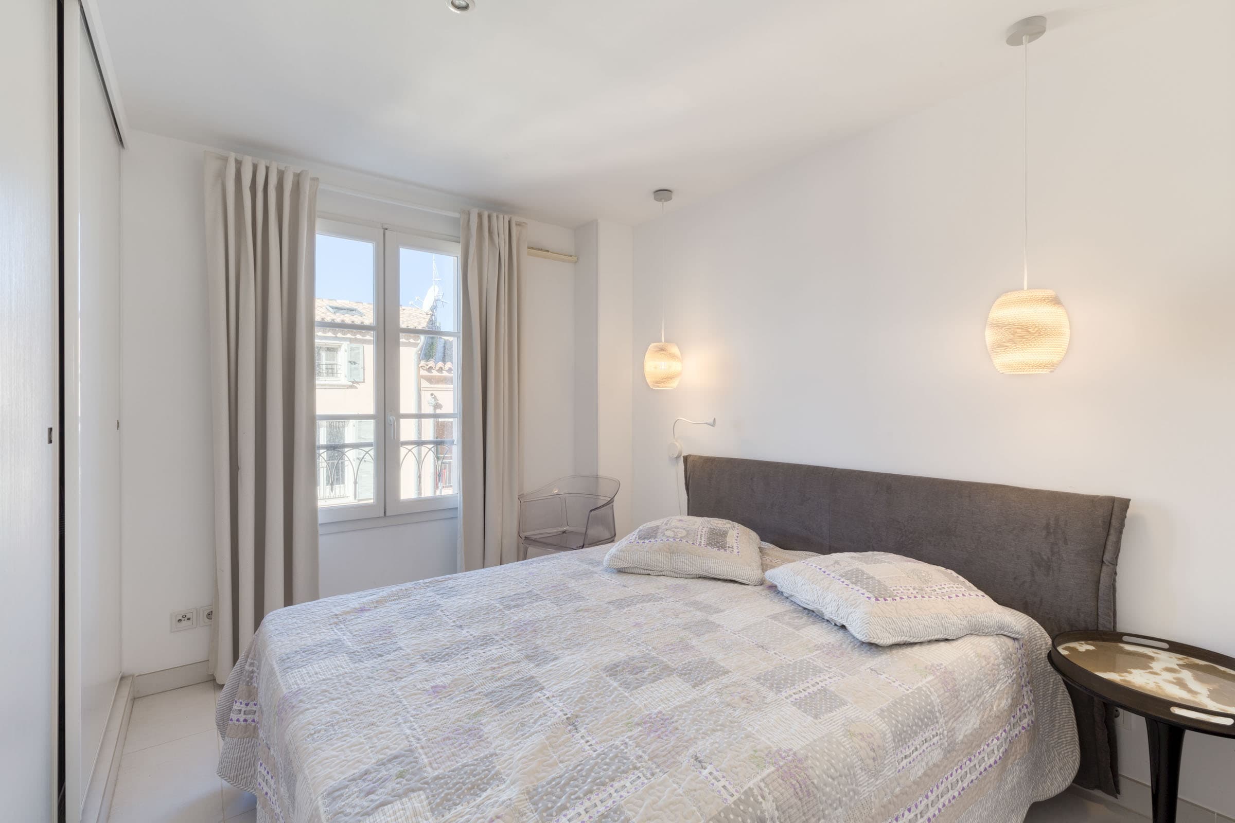 Deuxième chambre confortable dans un appartement à vendre à proximité des boutiques de Saint-Tropez.