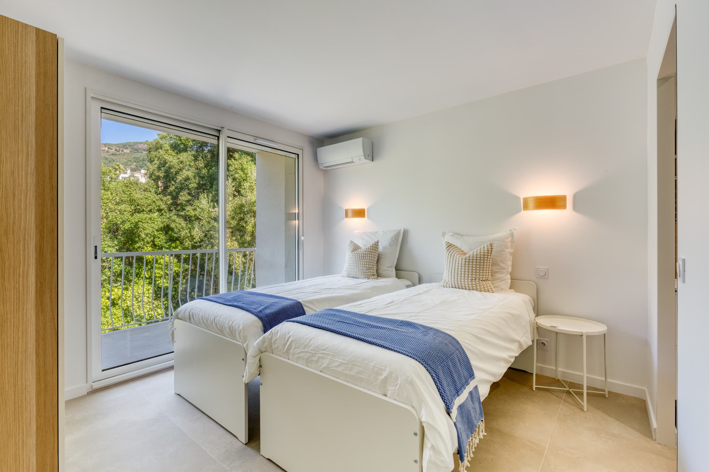 Villa à vendre Cavalaire-sur-Mer : Suite principale avec salle de bain attenante et accès terrasse vue mer.