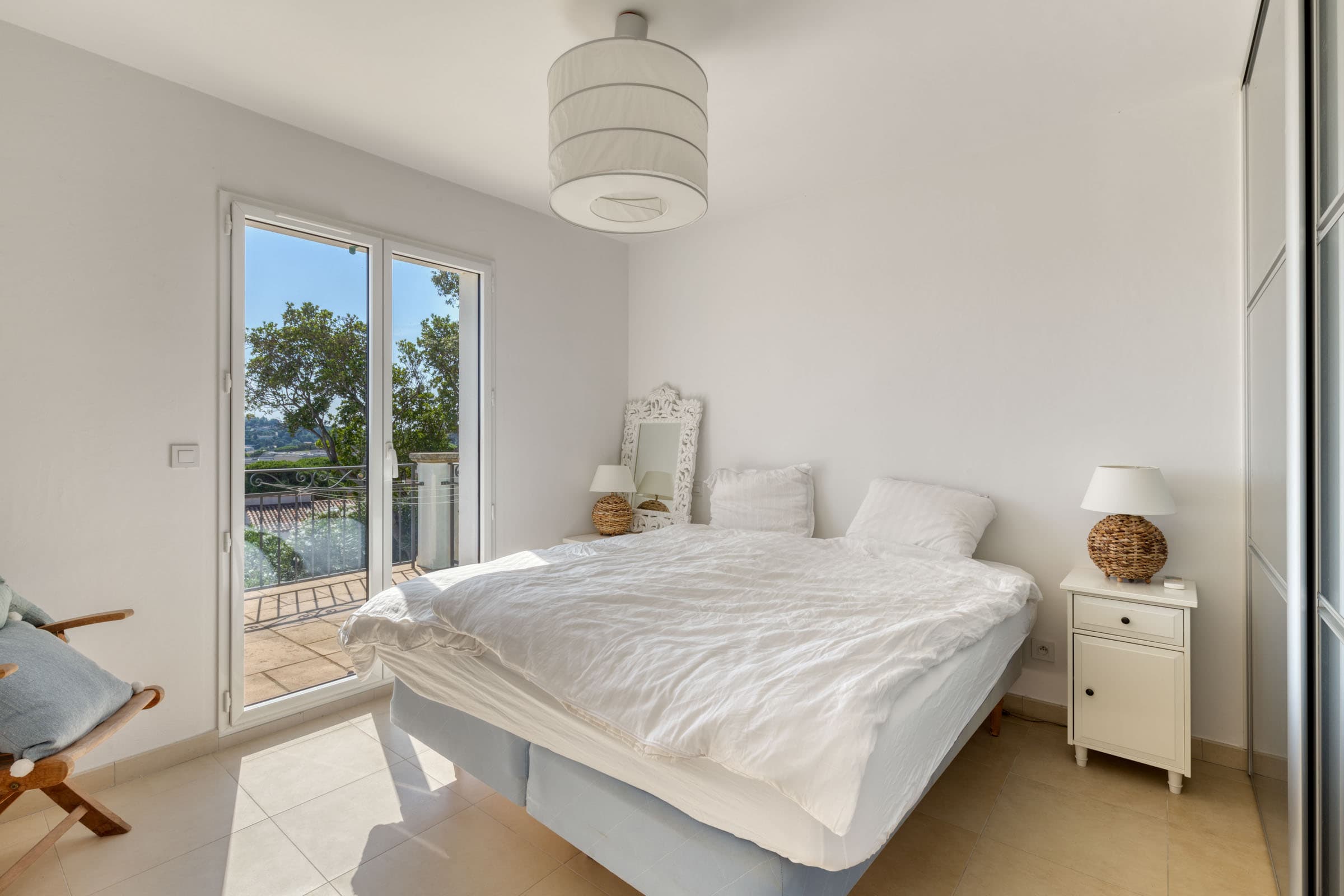 Chambre spacieuse et lumineuse avec salle de bain attenante, accès direct à la terrasse et vue imprenable sur la mer à Cavalaire-sur-Mer.