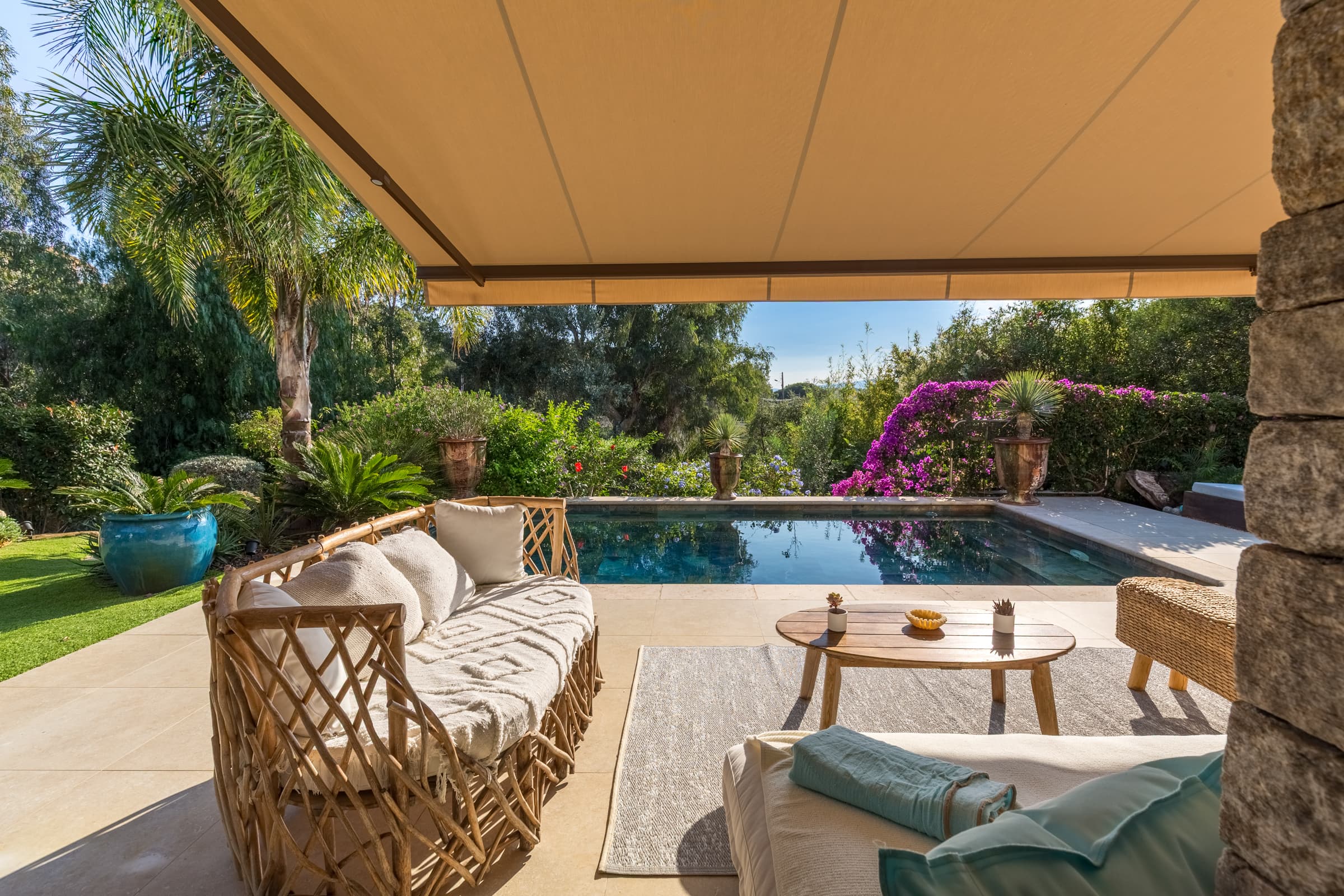 Terrasse élégante surplombant la piscine et la nature méditerranéenne. Villa contemporaine d’architecte à Sainte-Maxime, luxe et sérénité.
