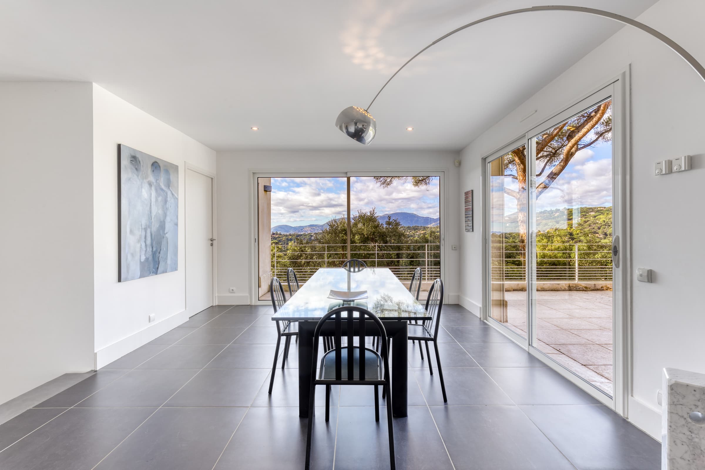 Salle à manger lumineuse dans cette villa à vendre à Gigaro, La Croix-Valmer, avec vue sur le jardin et la terrasse.