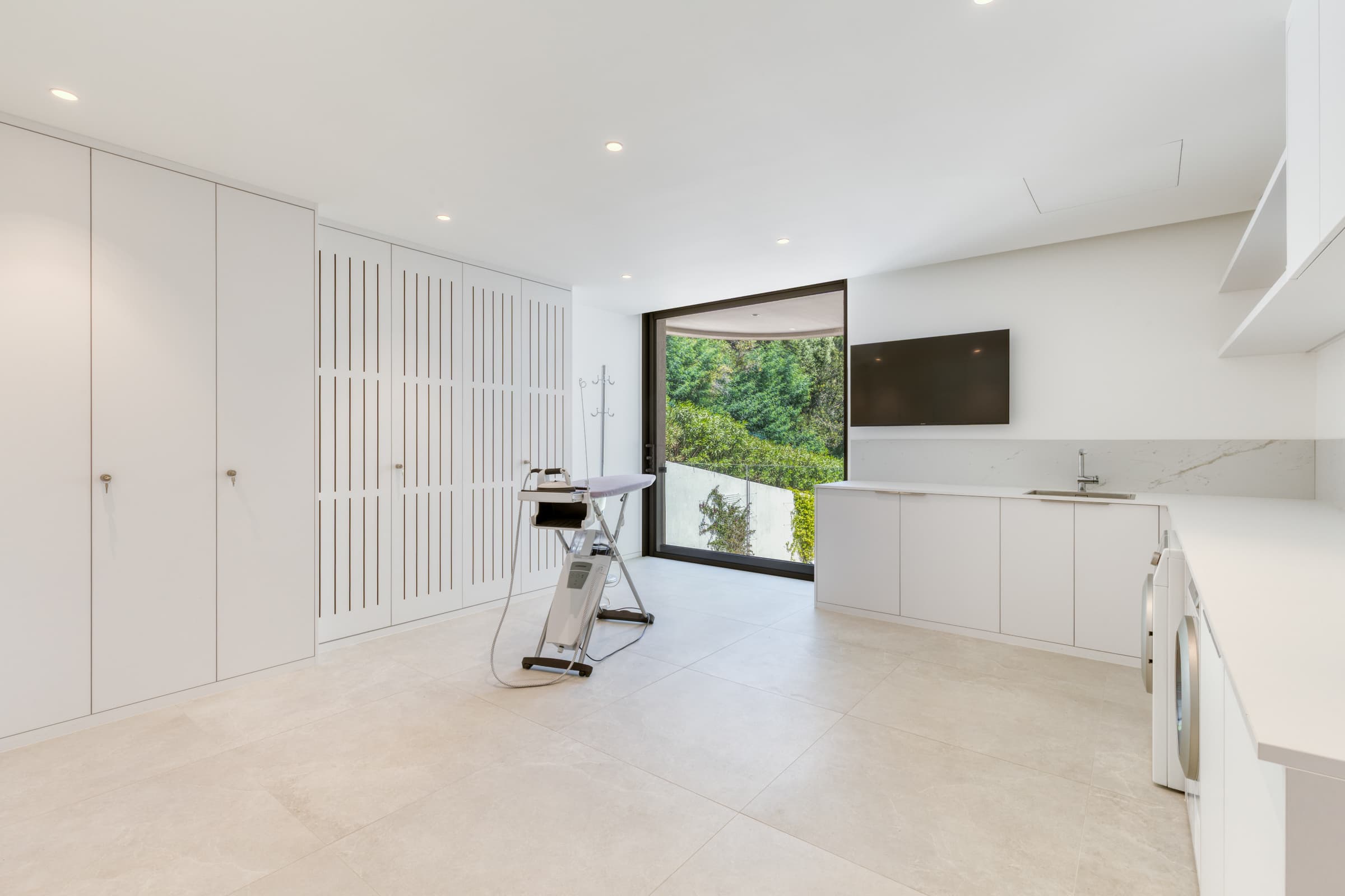 Buanderie moderne dans une villa à vendre à Cavalaire-sur-Mer avec vue mer panoramique et finitions haut de gamme.