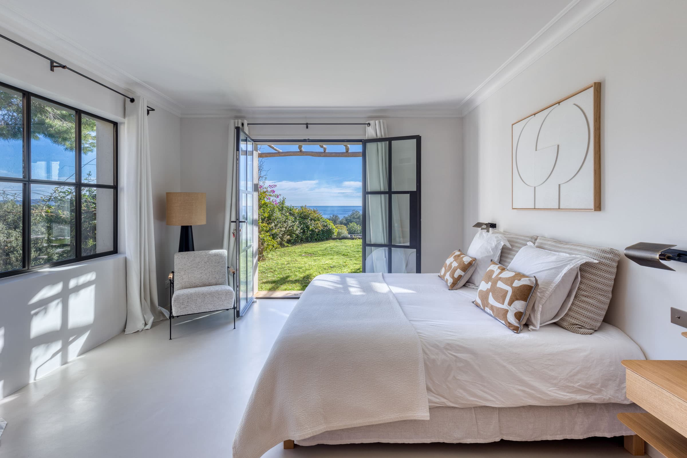 Chambre luxueuse avec salles de bain privée et vue mer dans une villa haut de gamme à vendre dans le Golfe de Saint-Tropez.
