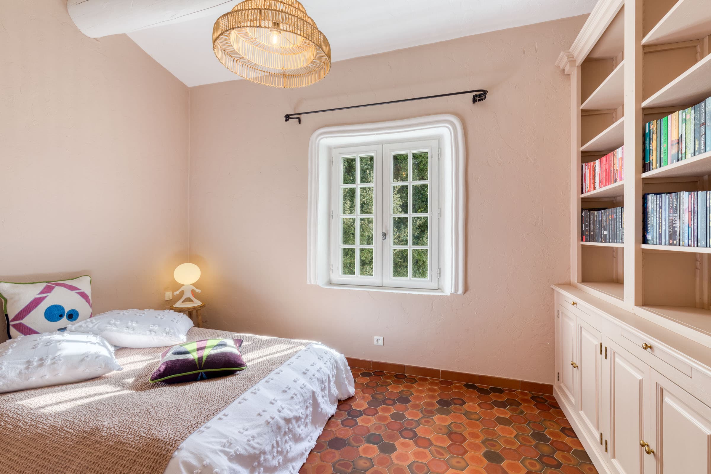 Suite d’une villa à vendre à Maubec, bastide charmante avec dressing, salle de bain attenante, 4 chambres, parfait état.
