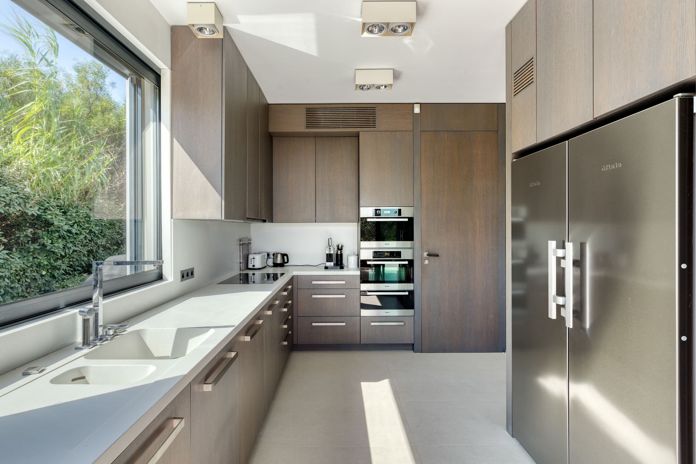 Cuisine design moderne entièrement équipée dans une villa exclusive à vendre à Ramatuelle à 50m de Pampelonne.