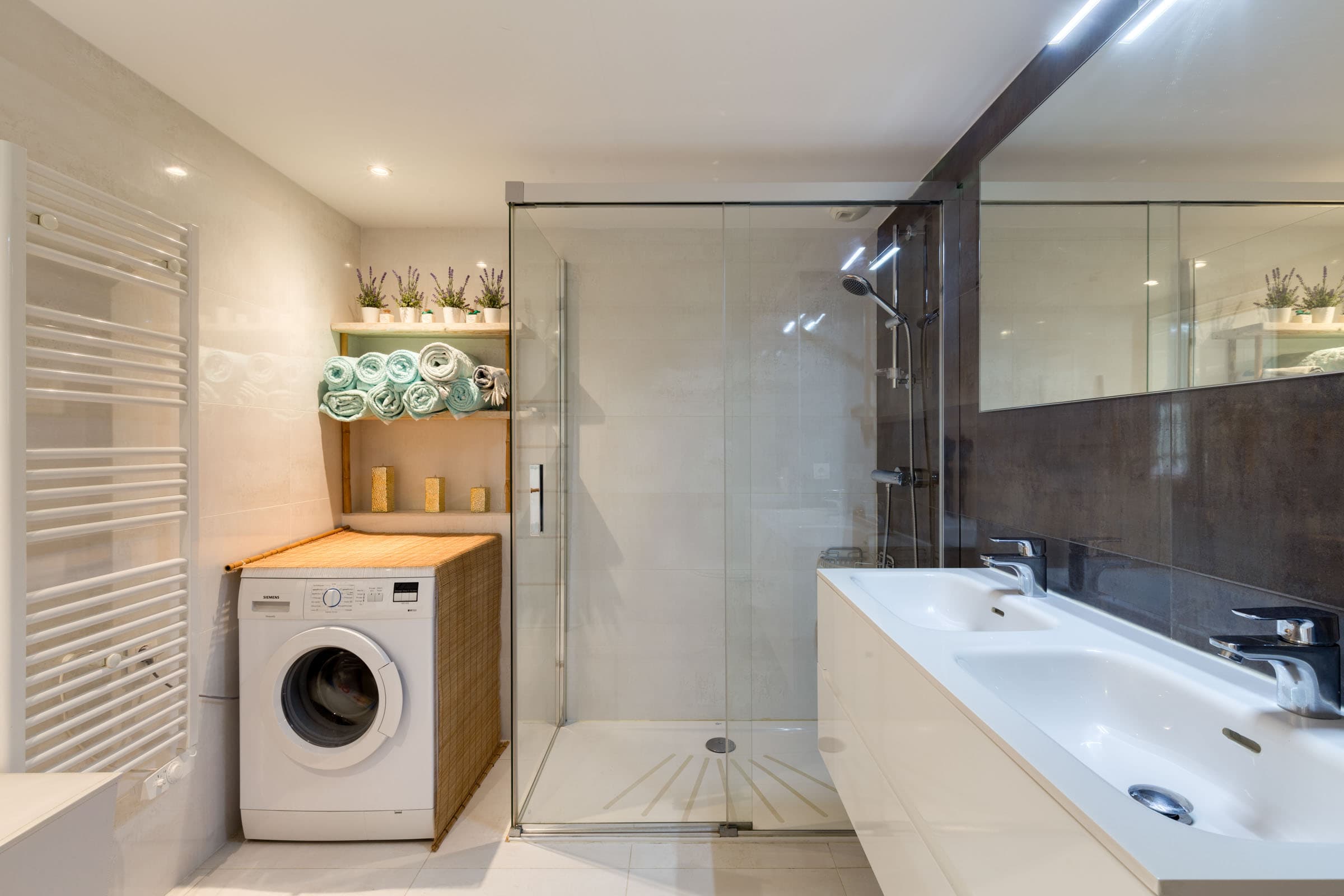 Salle de bain moderne et spacieuse dans résidence haut de gamme au centre de Saint-Tropez.