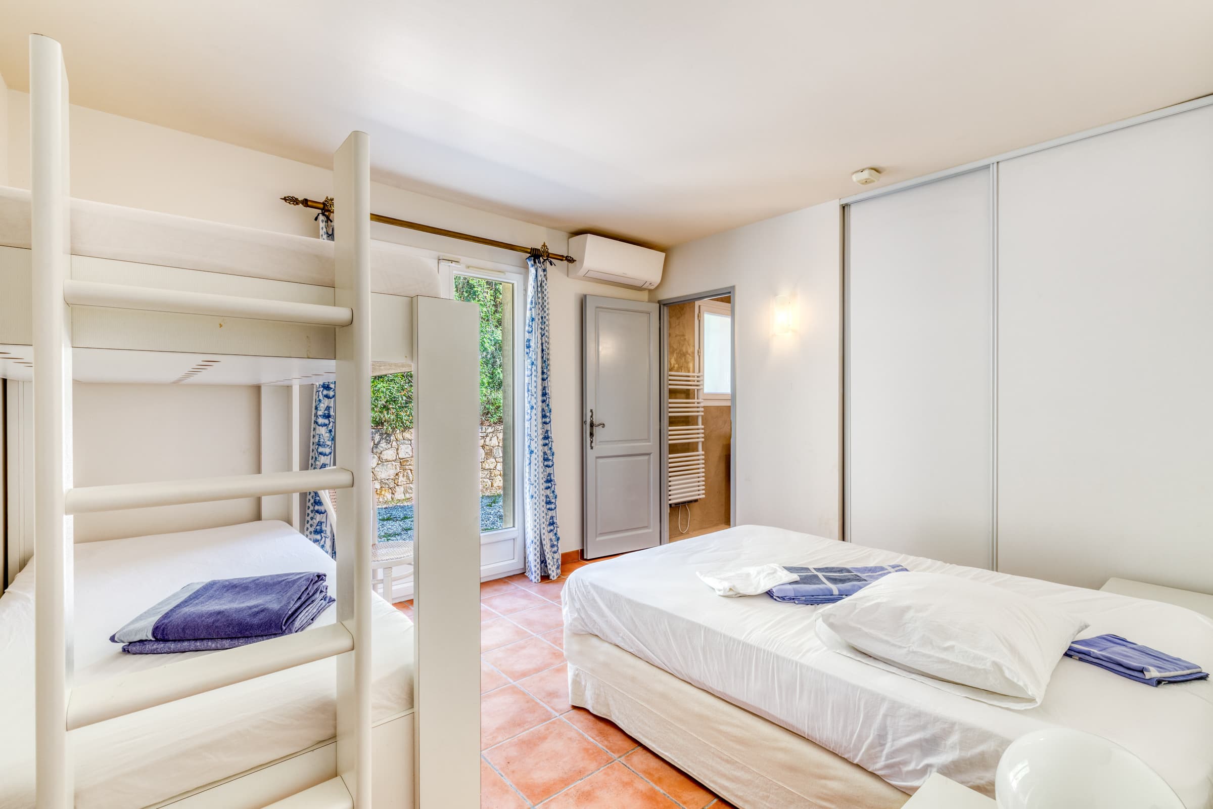 Chambre avec salle de douche privative. Parfait pour accueillir famille et invités au calme.