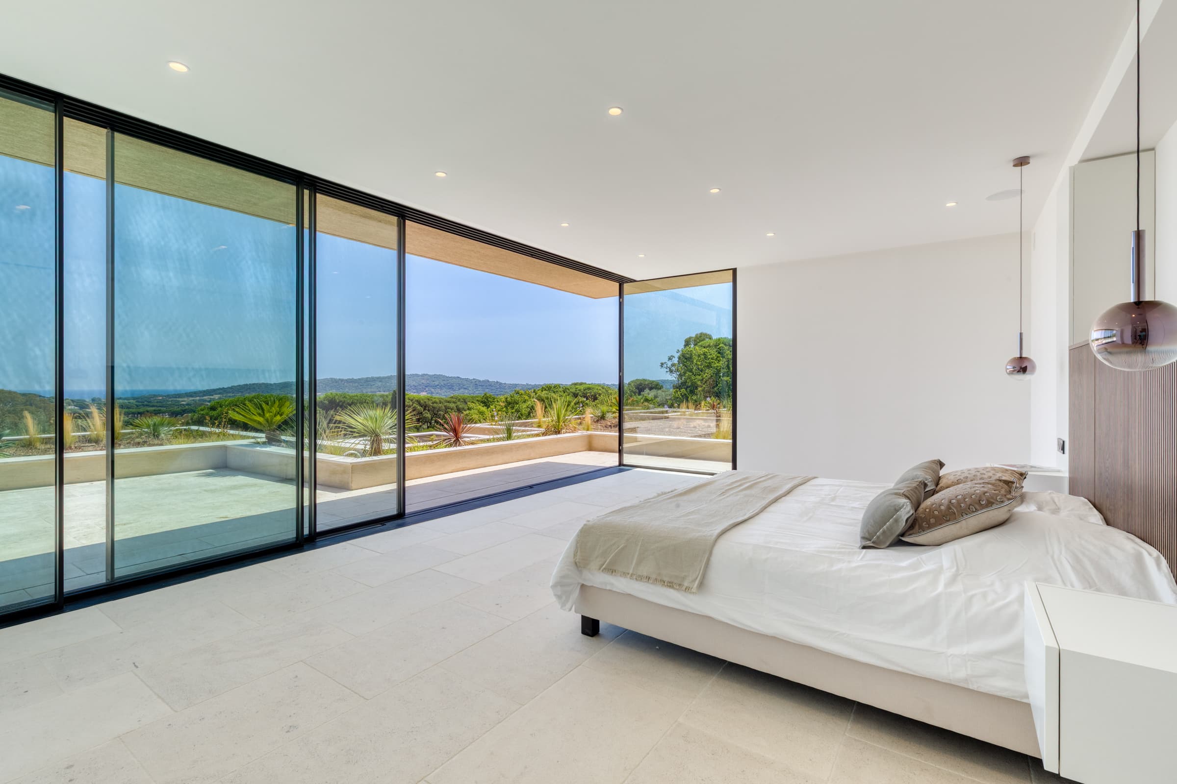 Villa de luxe à vendre à Pampelonne : suite parentale avec terrasse de 54 m² et vue panoramique sur la mer.