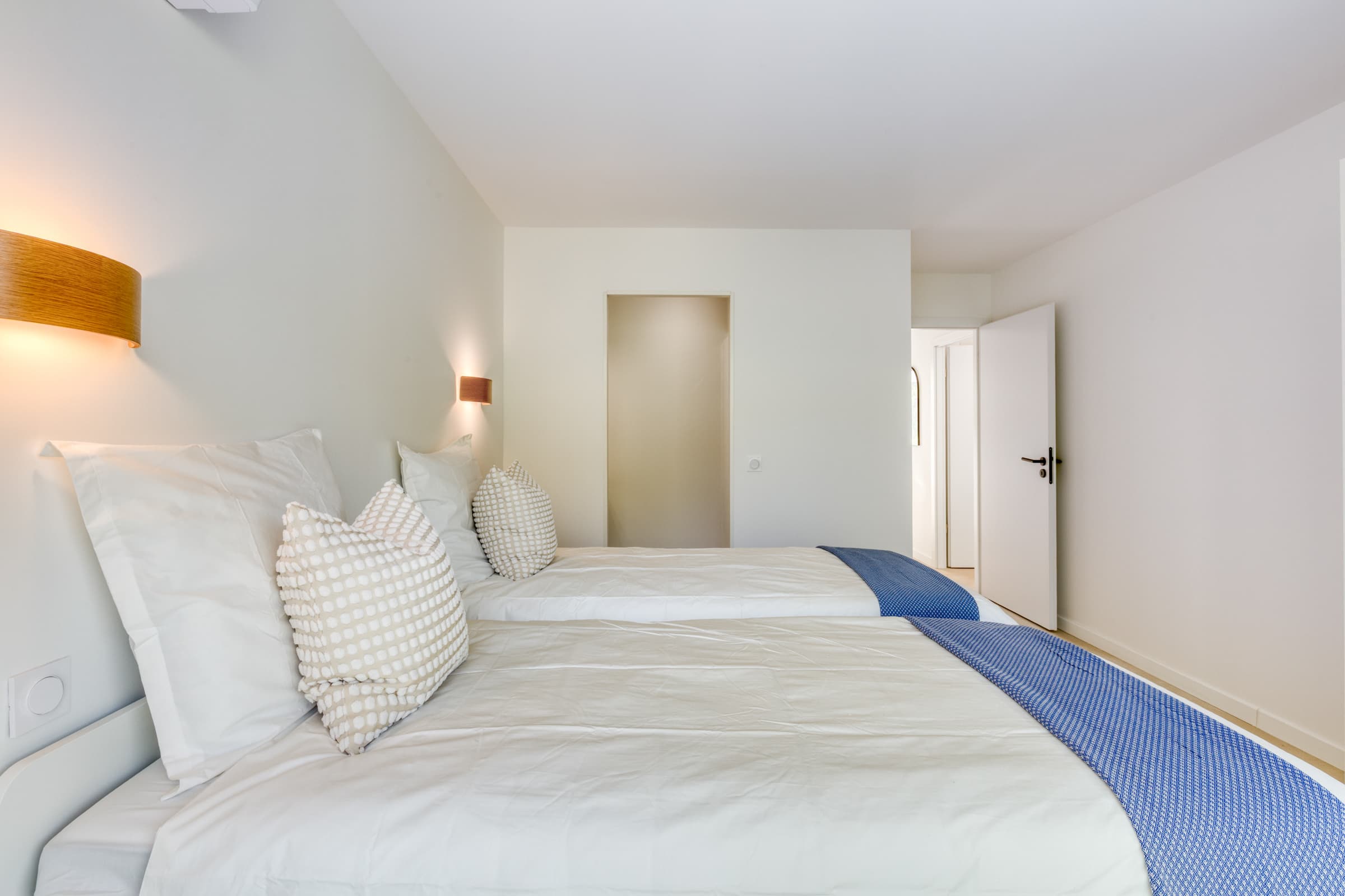 Villa à vendre Cavalaire-sur-Mer : Suite avec salle de bain attenante et accès terrasse vue mer.