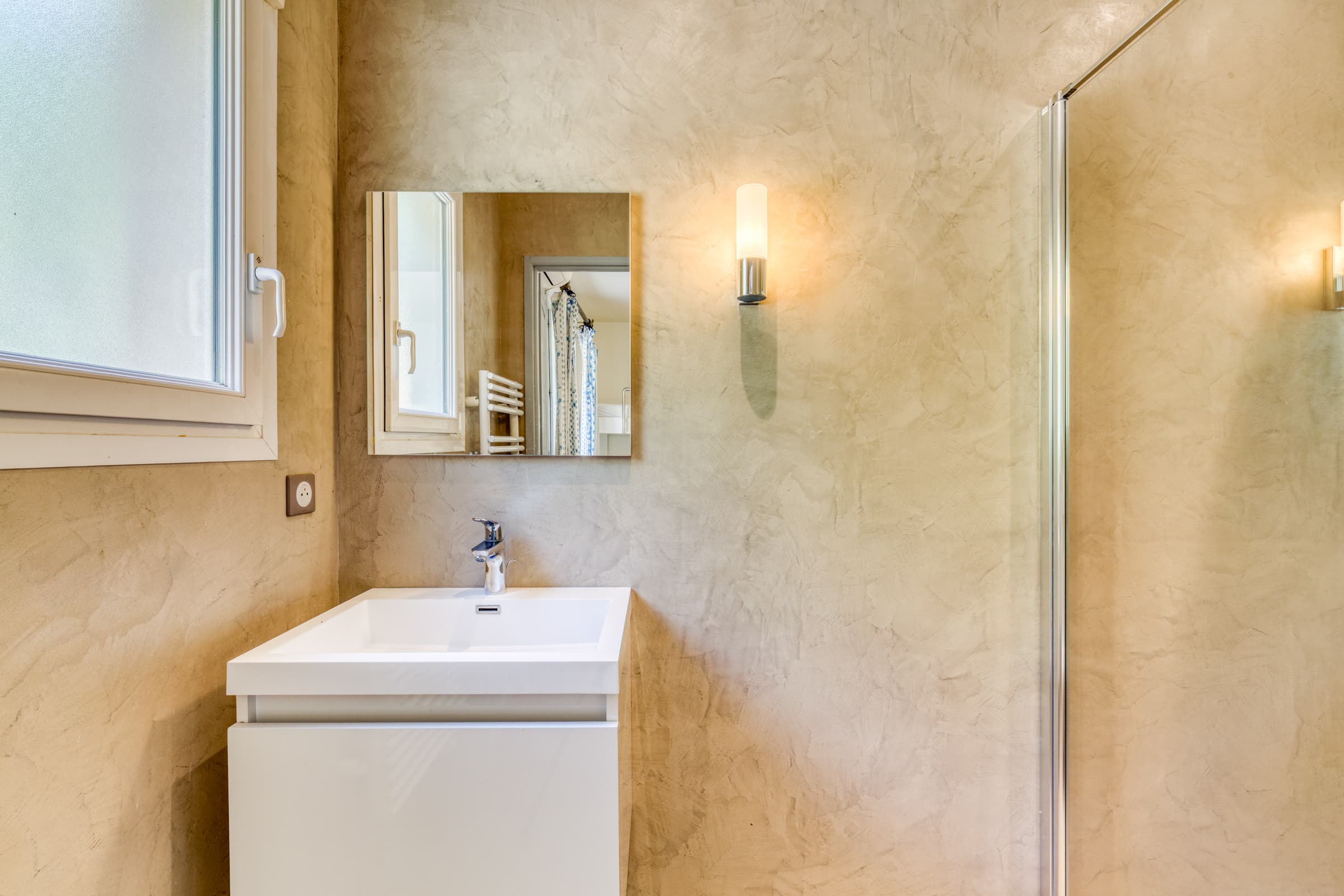 Salle de douche contemporaine attenante aux chambres invitées, dans une villa en vente au Domaine du Golfe Bleu à Grimaud, proche de la mer.