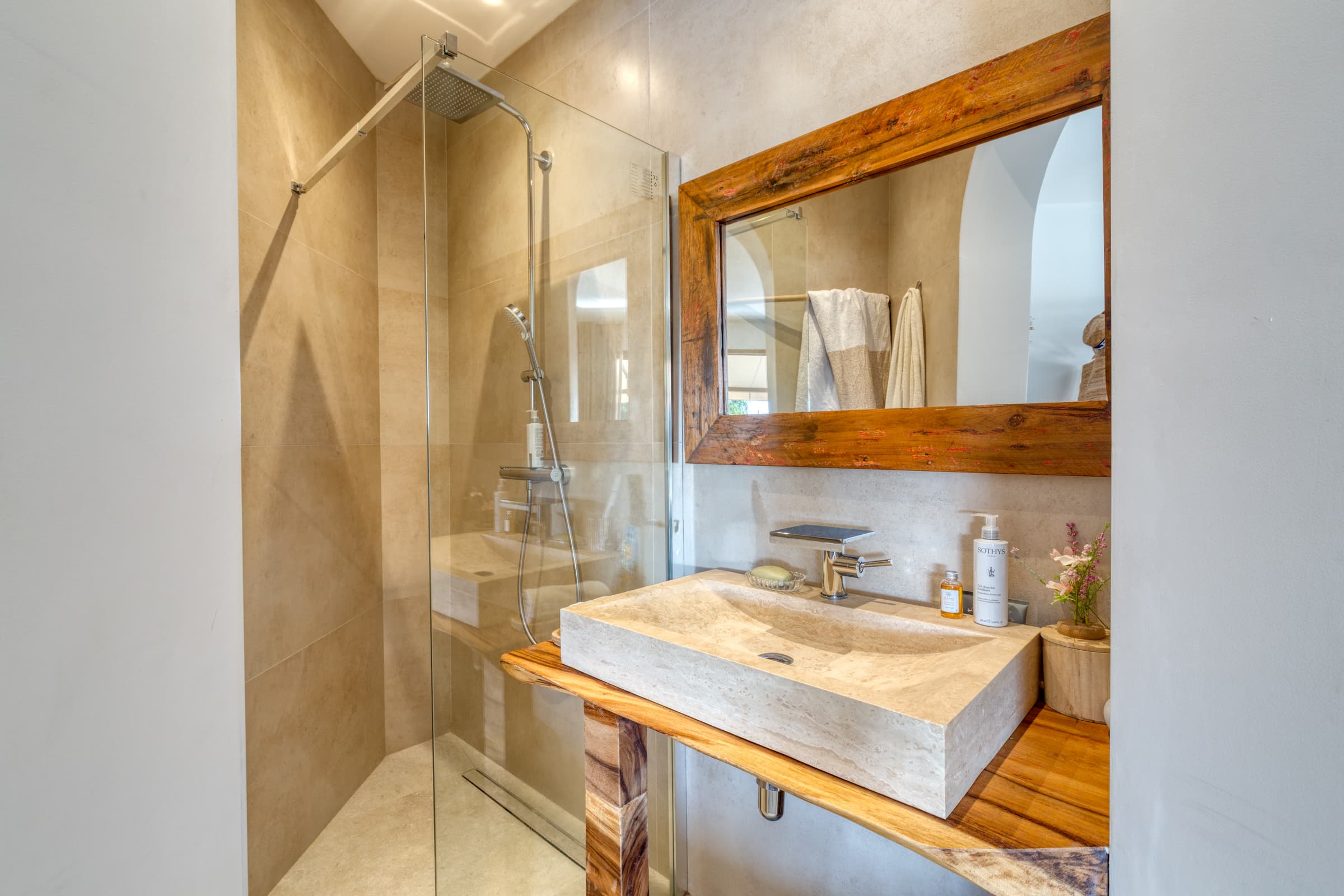 Salle d'eau raffinée avec finitions haut de gamme. Villa contemporaine d’architecte à Sainte-Maxime, élégance et bien-être.