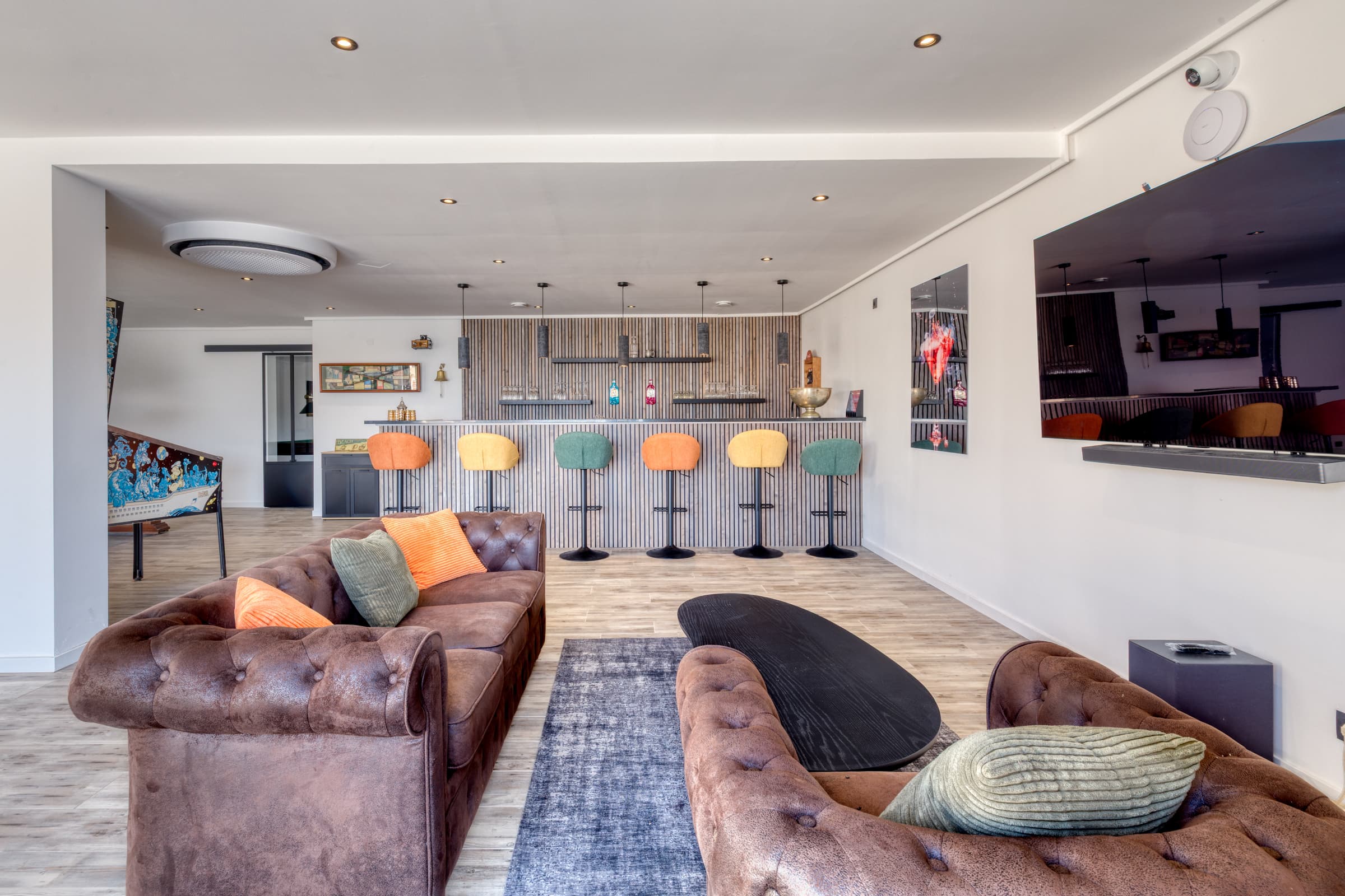 Salle de jeux, bar, billard et espace TV pour recevoir famille et amis. Villa d’exception à vendre à La Croix-Valmer.