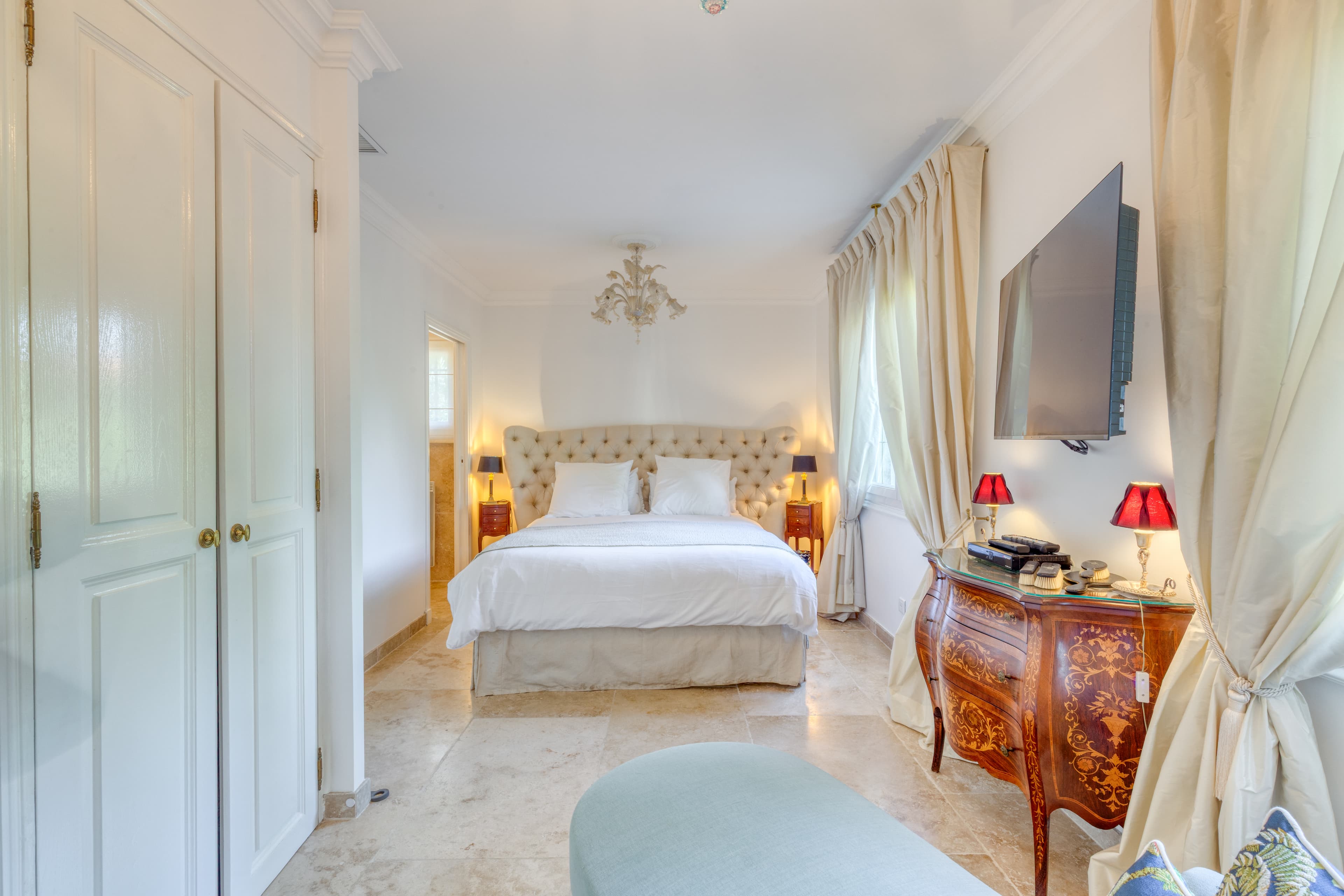 Belle suite parentale avec salle de bains privative et vue sur le jardin. Une villa à vendre idéale pour profiter du calme et du confort.