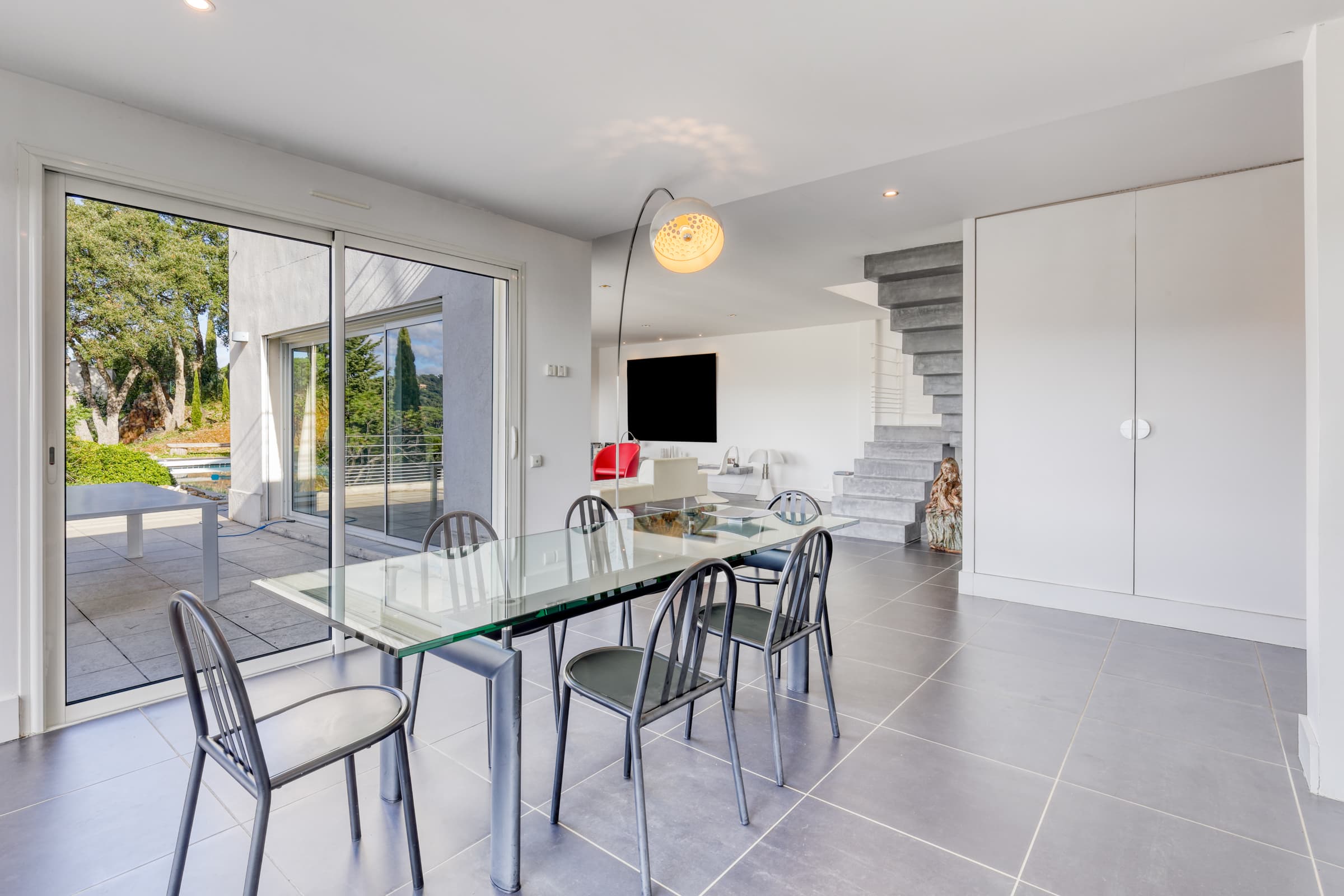 Salle à manger lumineuse dans cette villa à vendre à Gigaro, La Croix-Valmer, avec vue sur le jardin et la terrasse.