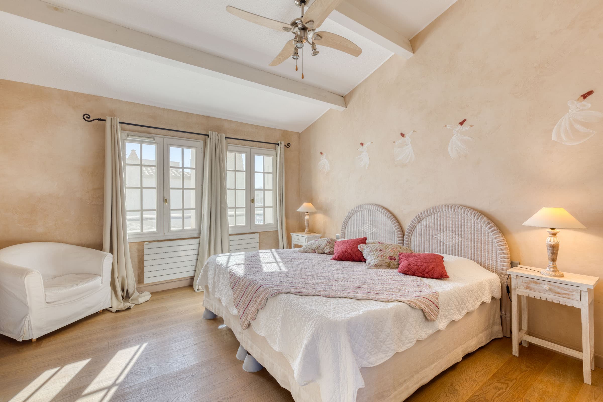 Vue actuelle de la chambre parentale dans propriété à vendre Port-Grimaud avec grands amarrages, charme authentique et volumes généreux.