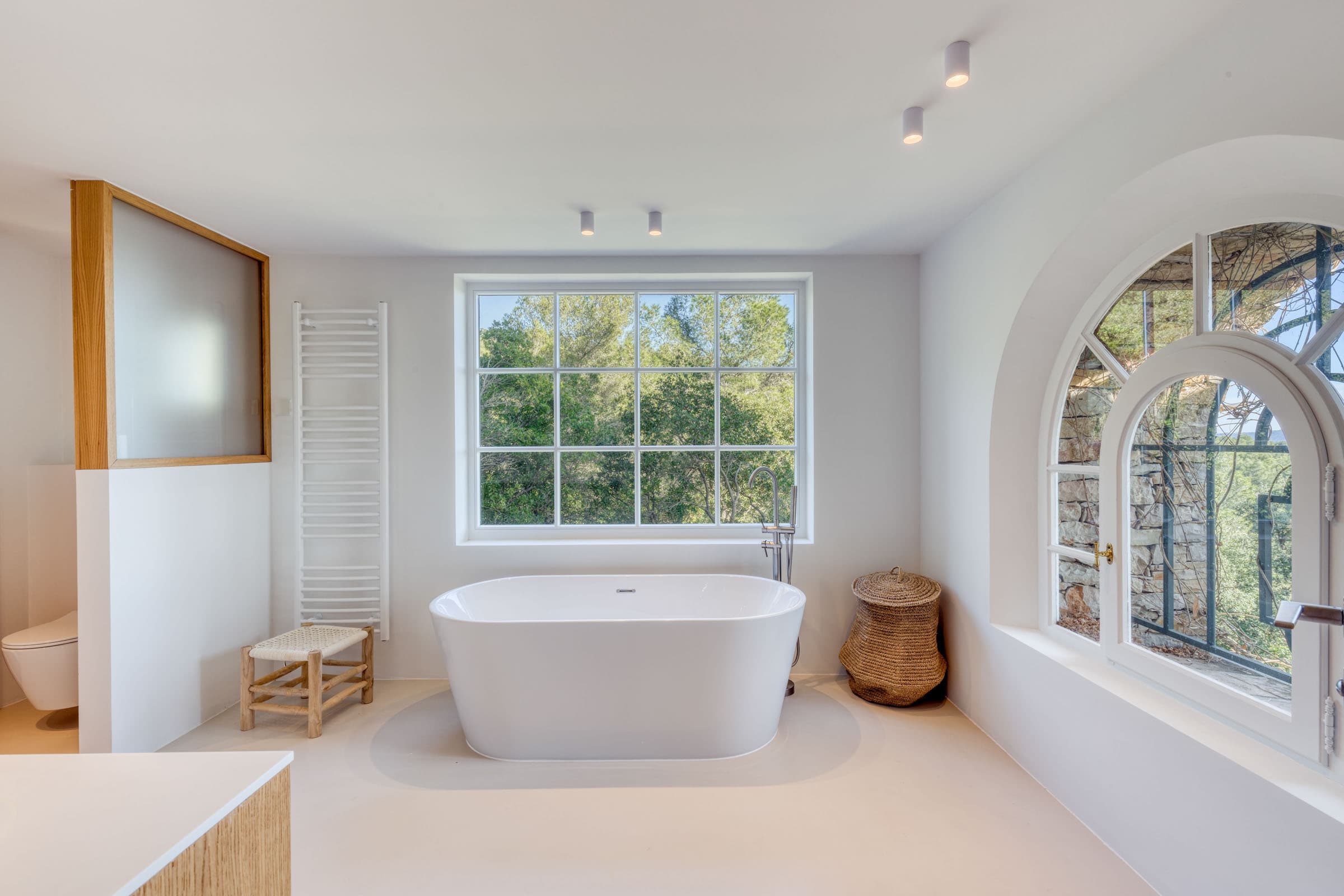 Salle de bain moderne avec finitions haut de gamme dans une villa d’exception à vendre à Cavalaire-sur-Mer.