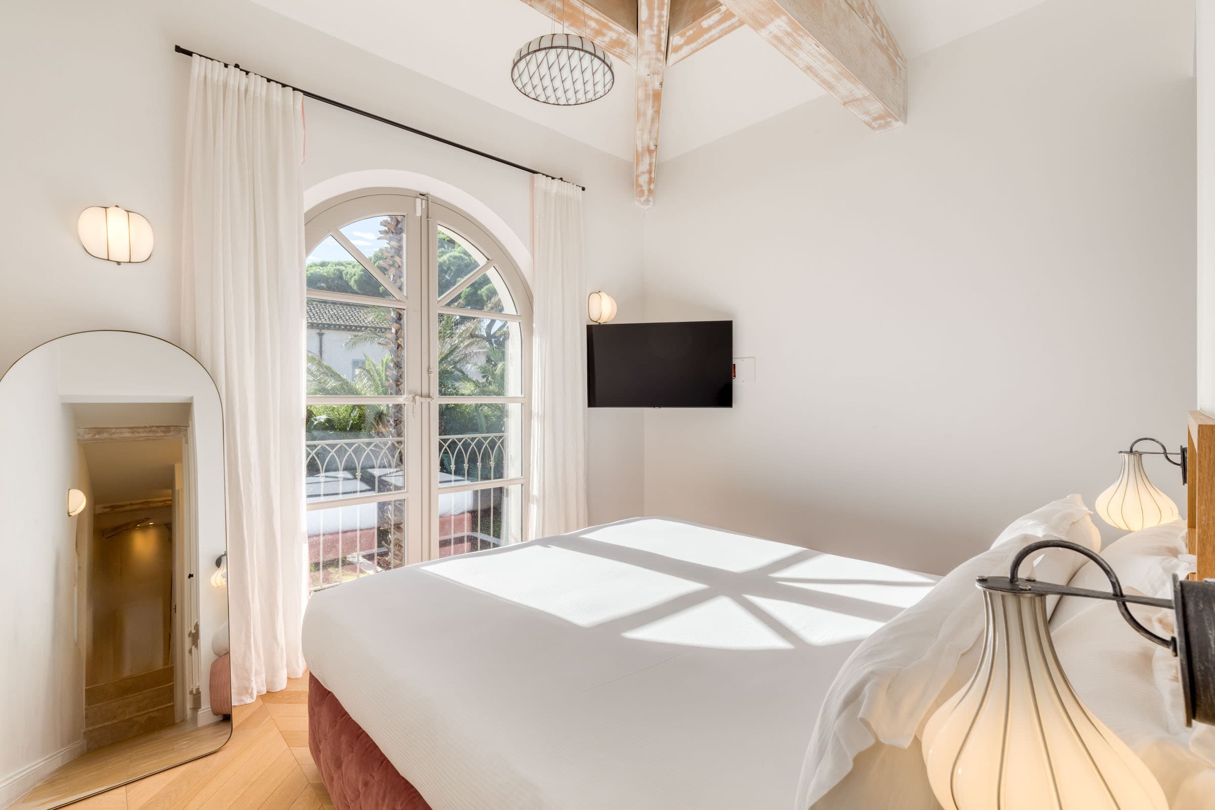 Chambre lumineuse avec salle de bain privée dans une villa de luxe à vendre à Saint-Tropez, emplacement premium Côte d’Azur.