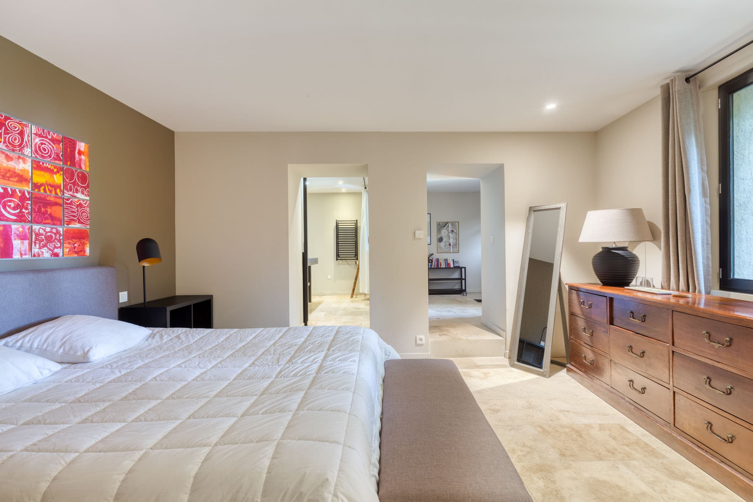 Chambre à coucher dans cette villa à vendre à La Garde-Freinet, offrant luxe et confort dans un cadre exceptionnel près du Golfe de Saint-Tropez.