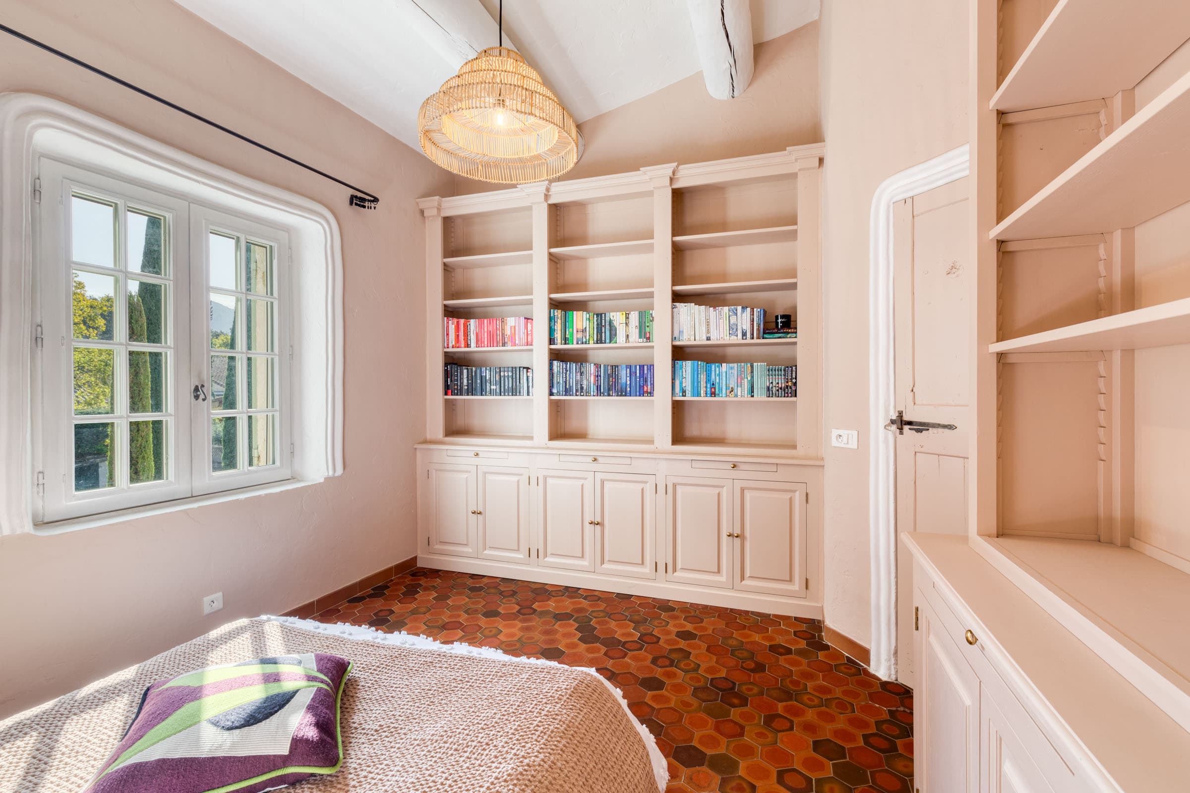 Suite d’une villa à vendre à Maubec, bastide charmante avec dressing, salle de bain attenante, 4 chambres, parfait état.