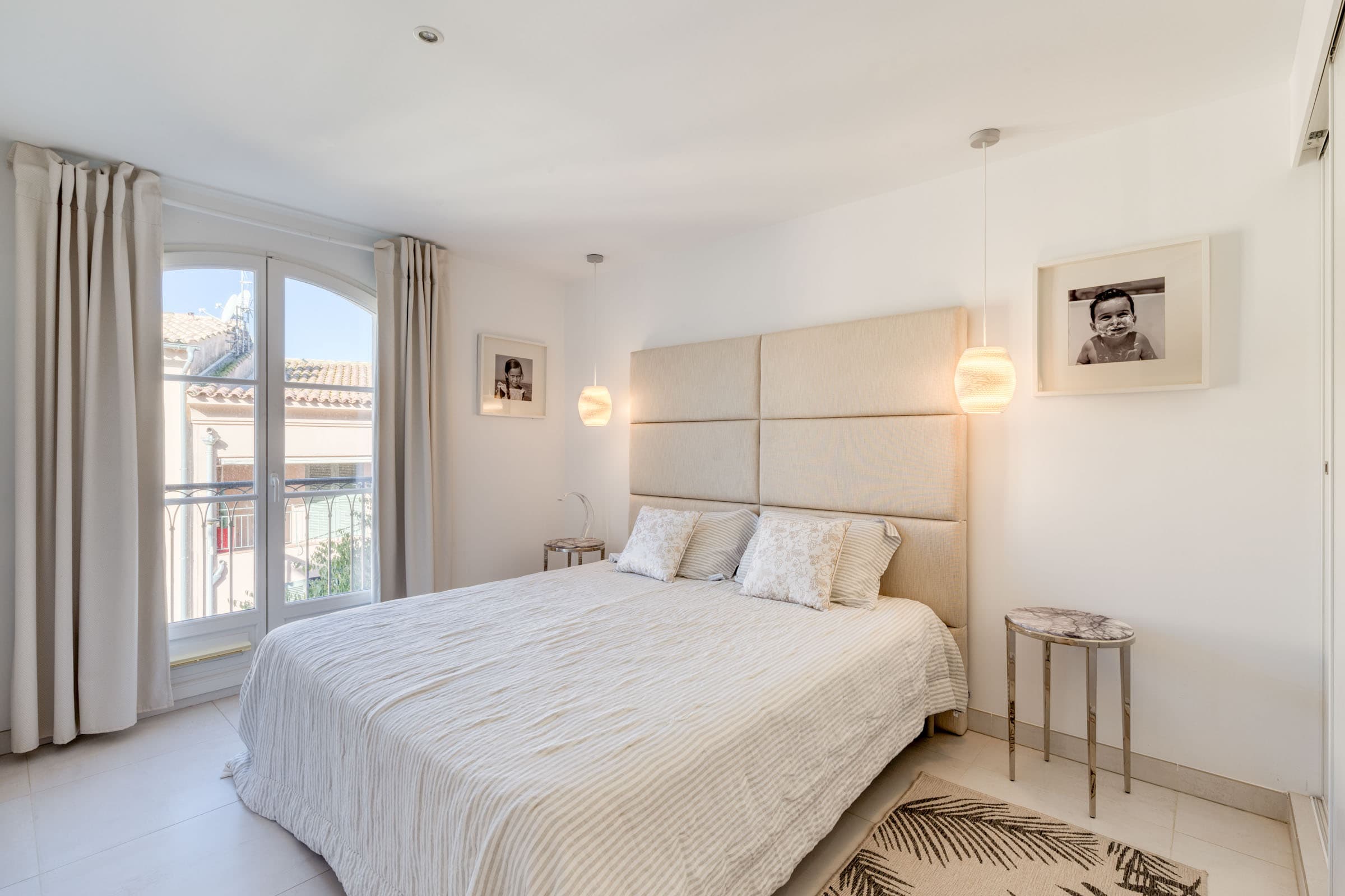 Chambre lumineuse avec rangements intégrés dans un appartement haut de gamme proche commerces à Saint-Tropez.